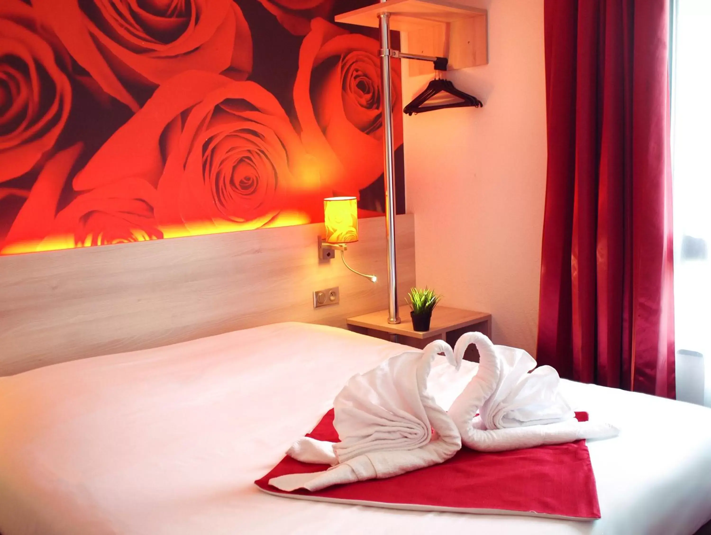 Bedroom, Bed in Brit Hotel Essentiel de Granville