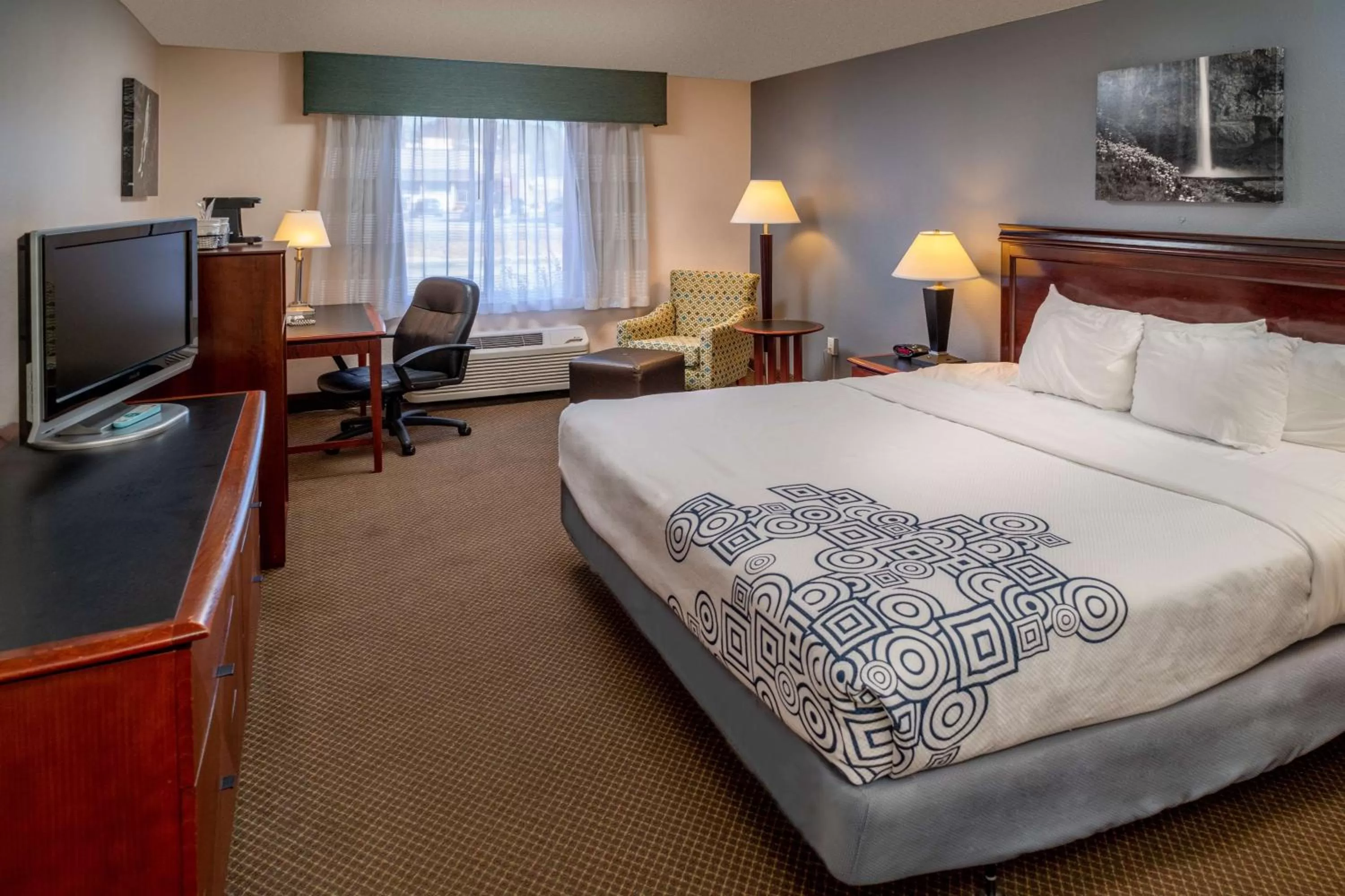 Business King Room in Best Western Huntington Mall Inn
