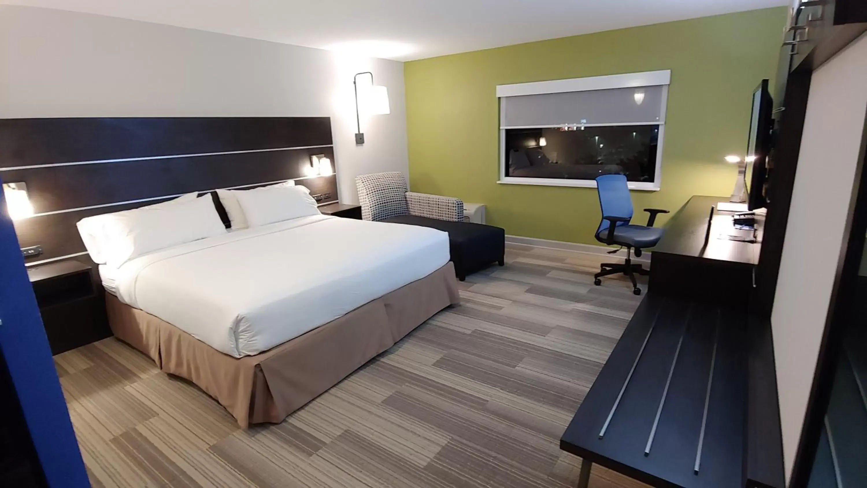 Photo of the whole room, Bed in Holiday Inn Express Schaumburg-Rolling Meadows, an IHG Hotel