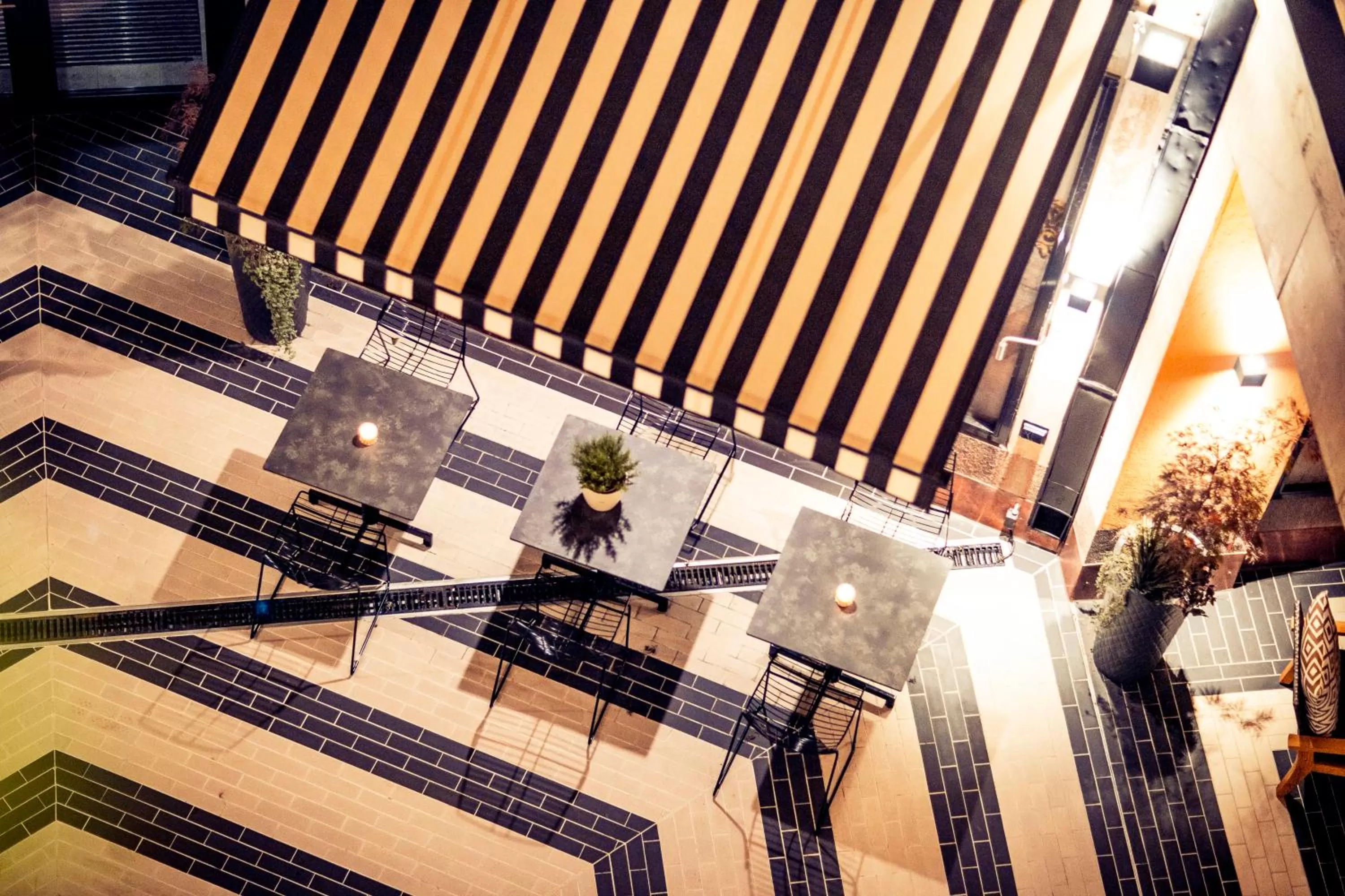 Restaurant/places to eat in Hotel F6