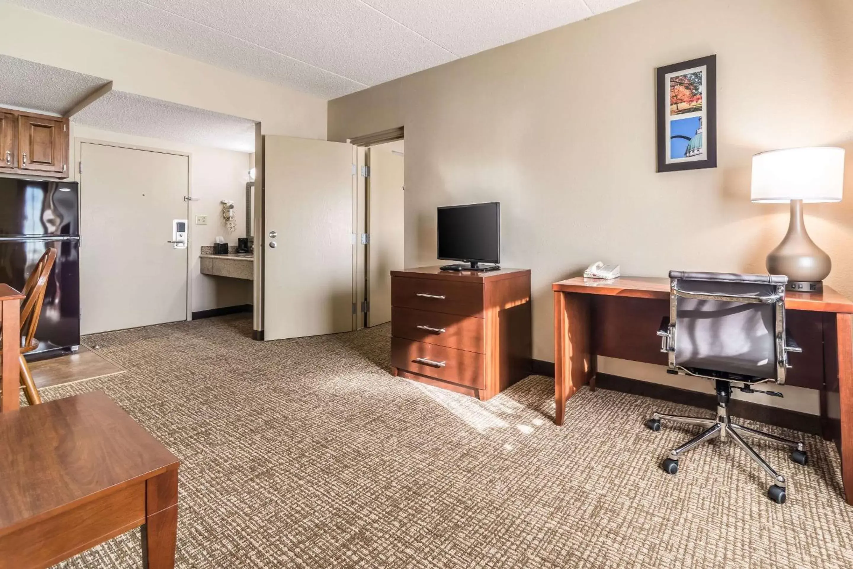Photo of the whole room, TV/Entertainment Center in Comfort Inn Festus-St Louis South