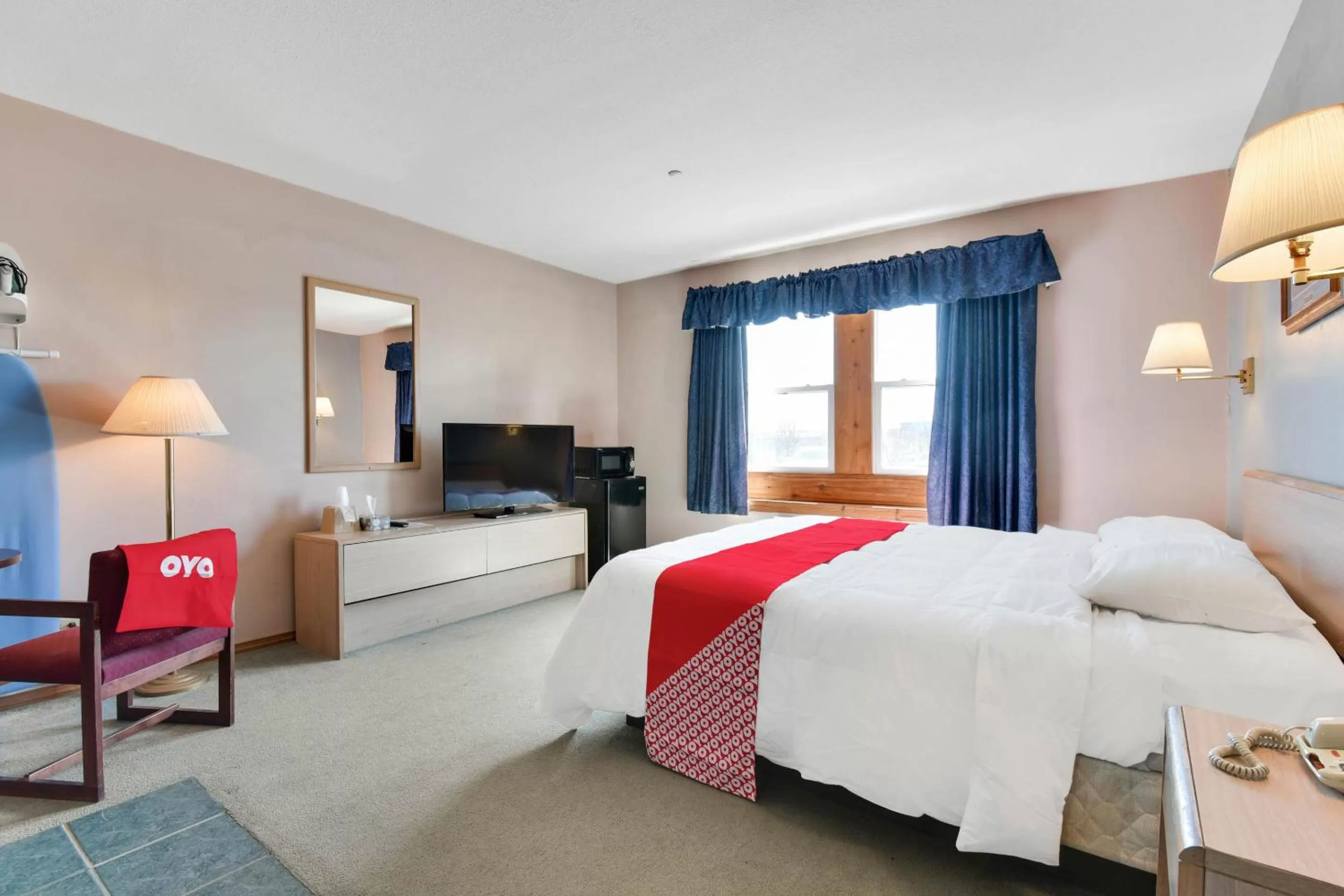 Honeymoon Suite with Hot Tub in Casa Loma Inn & Suites by OYO Davenport IA near I-80