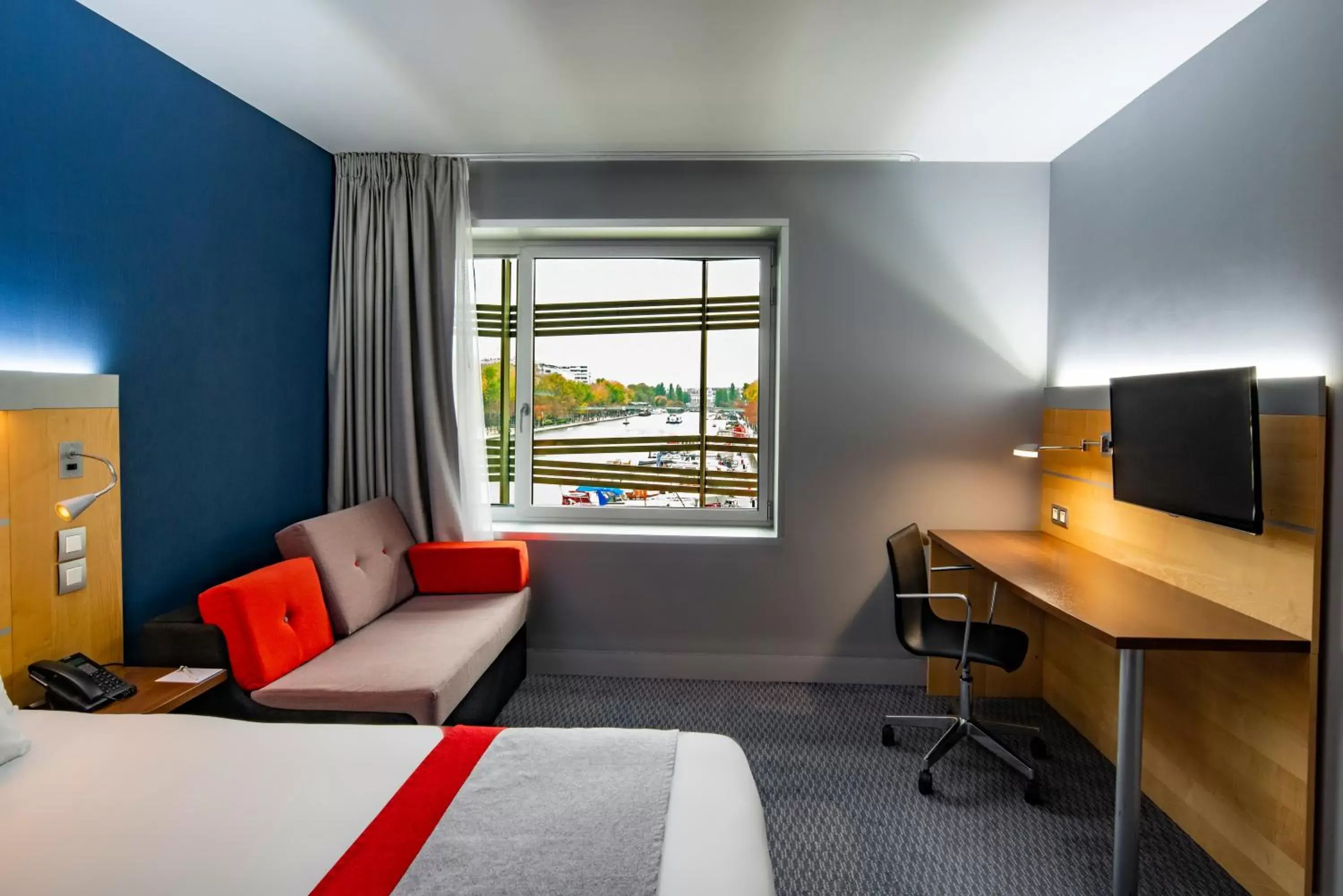 Photo of the whole room, Seating Area in Holiday Inn Express Paris-Canal De La Villette, an IHG Hotel