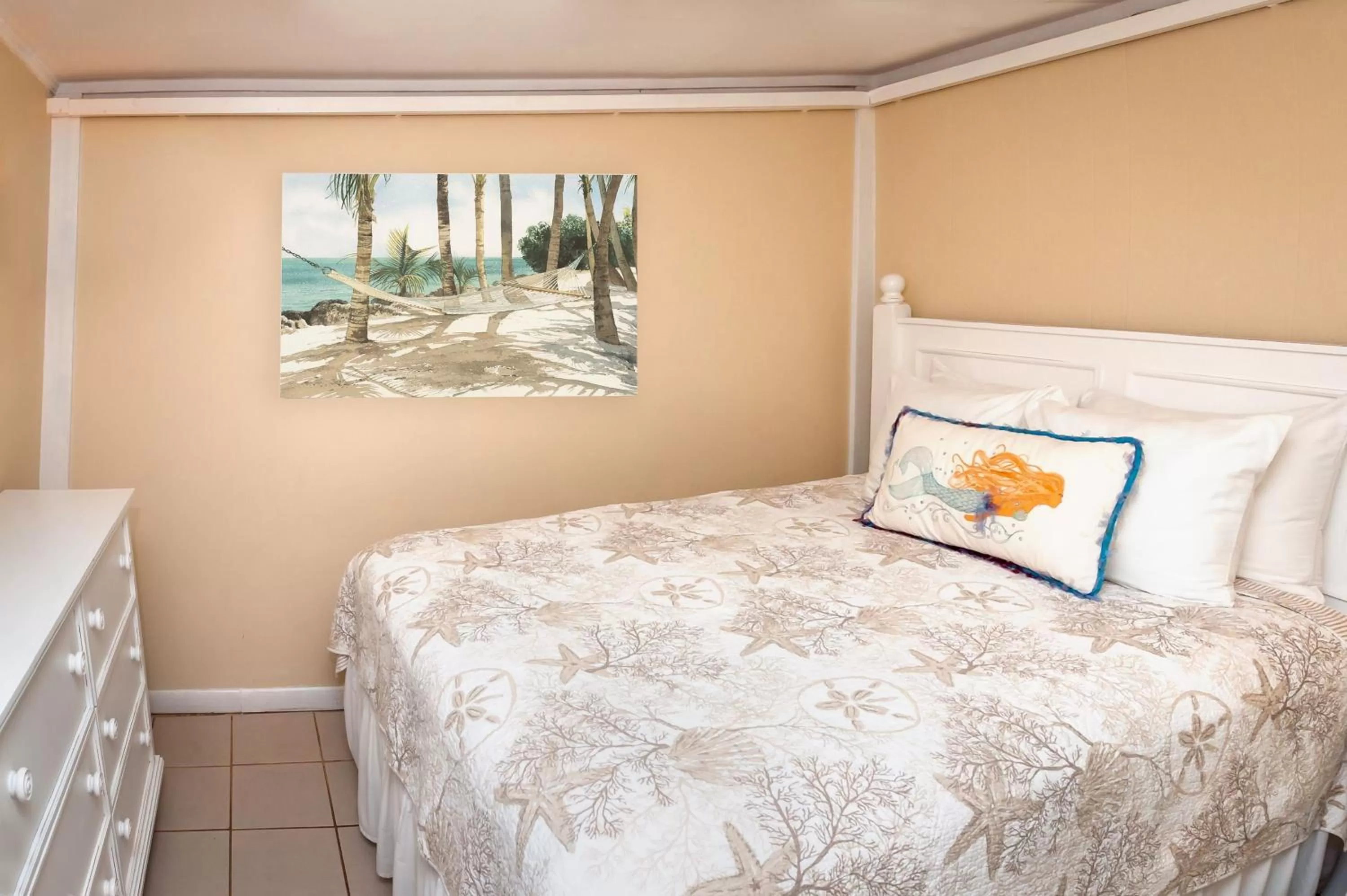 Bed in Cedar Cove Resort & Cottages