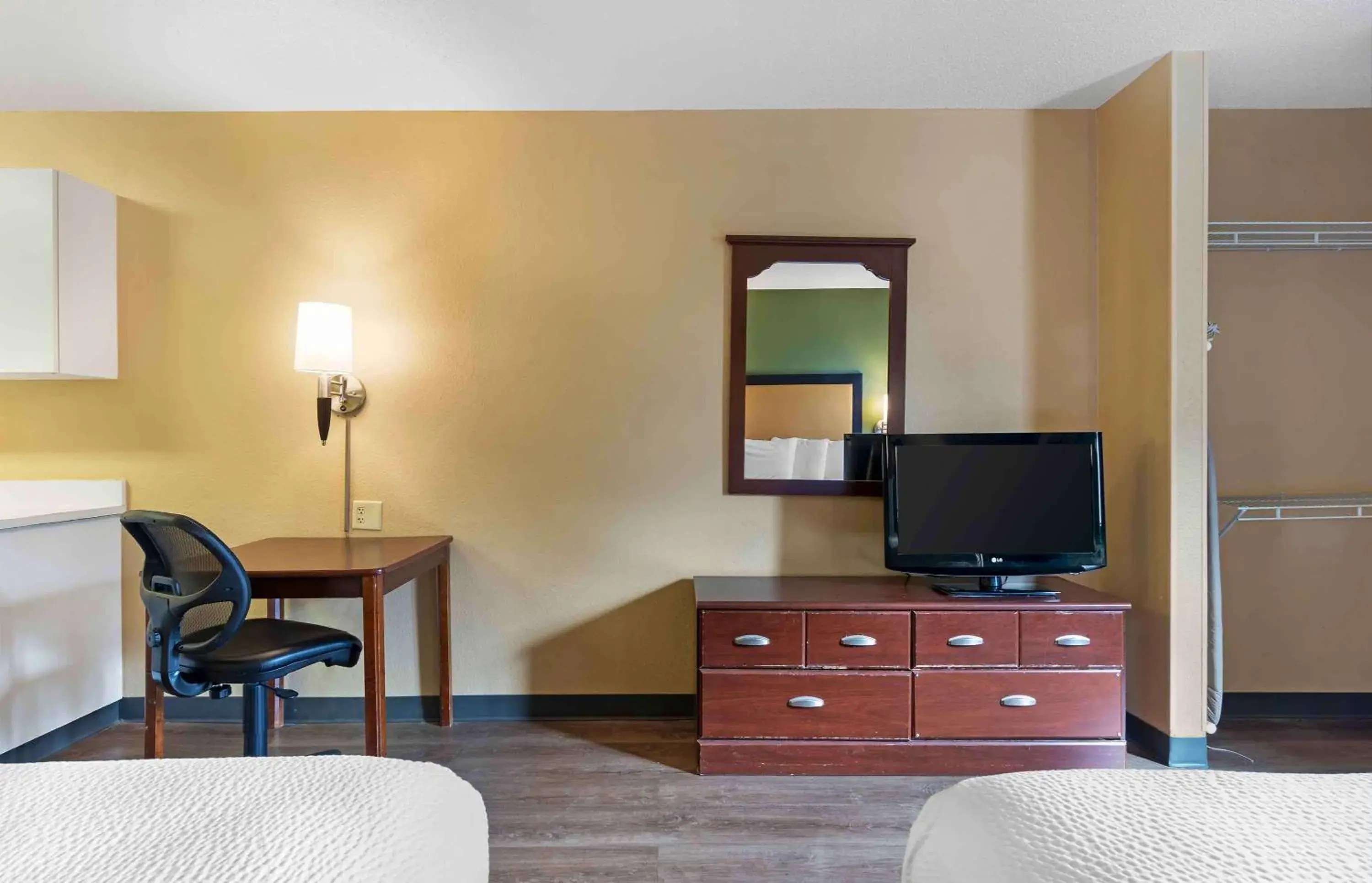 Bedroom, TV/Entertainment Center in Extended Stay America Suites - Savannah - Midtown