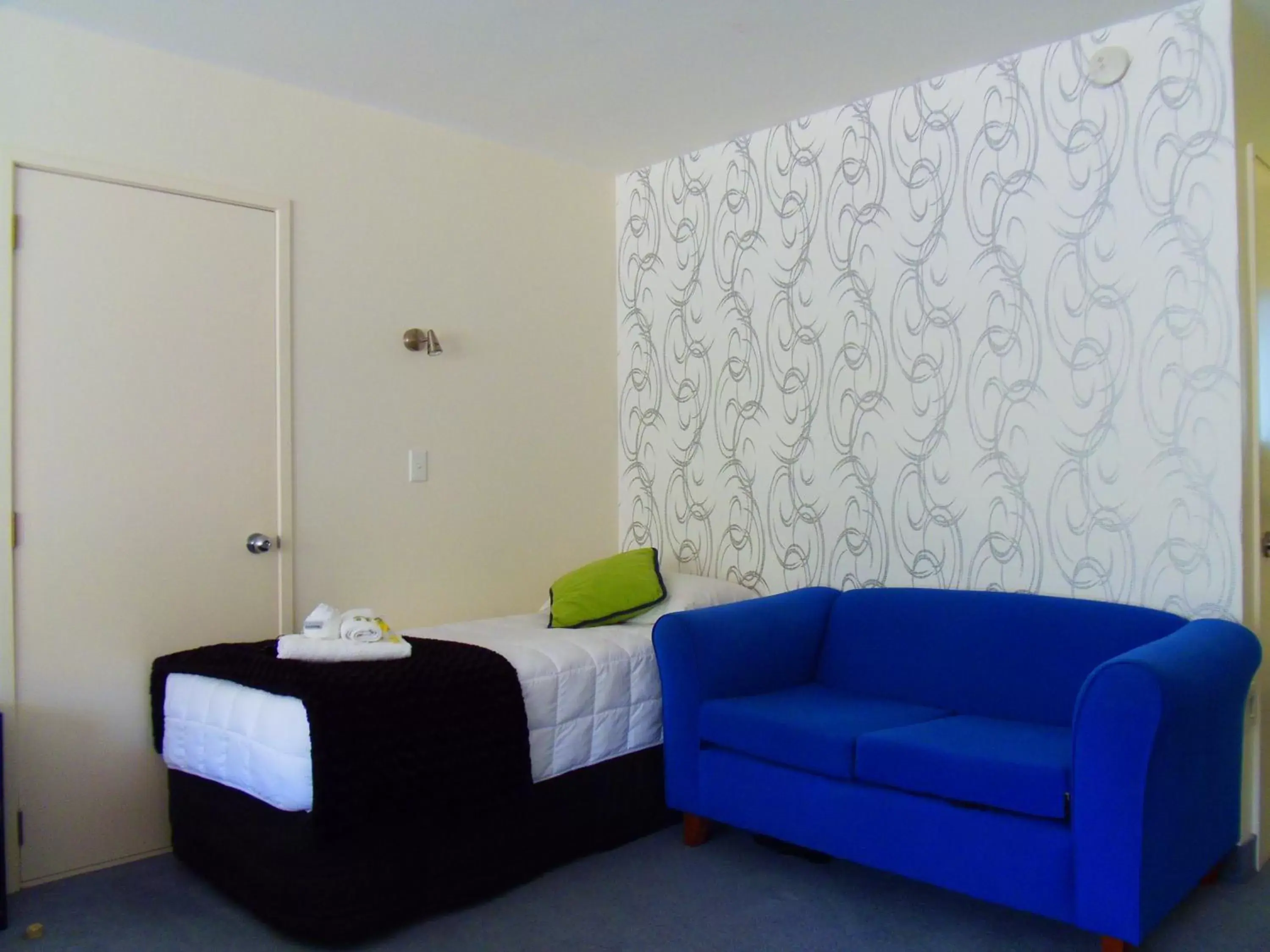 Seating area, Bed in Kapiti Lindale Motel and Conference Centre
