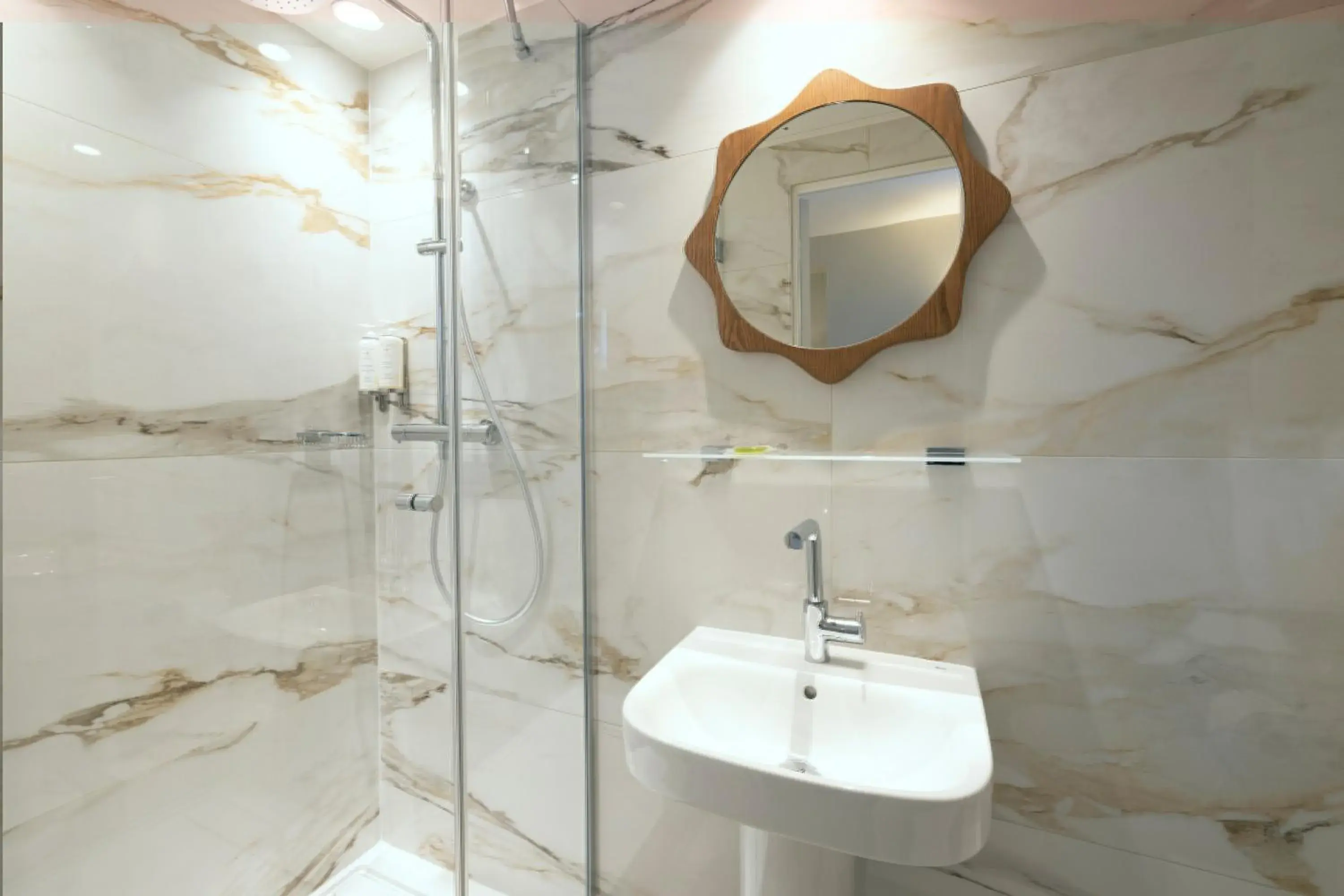 Bathroom in Hotel Michelet Odeon