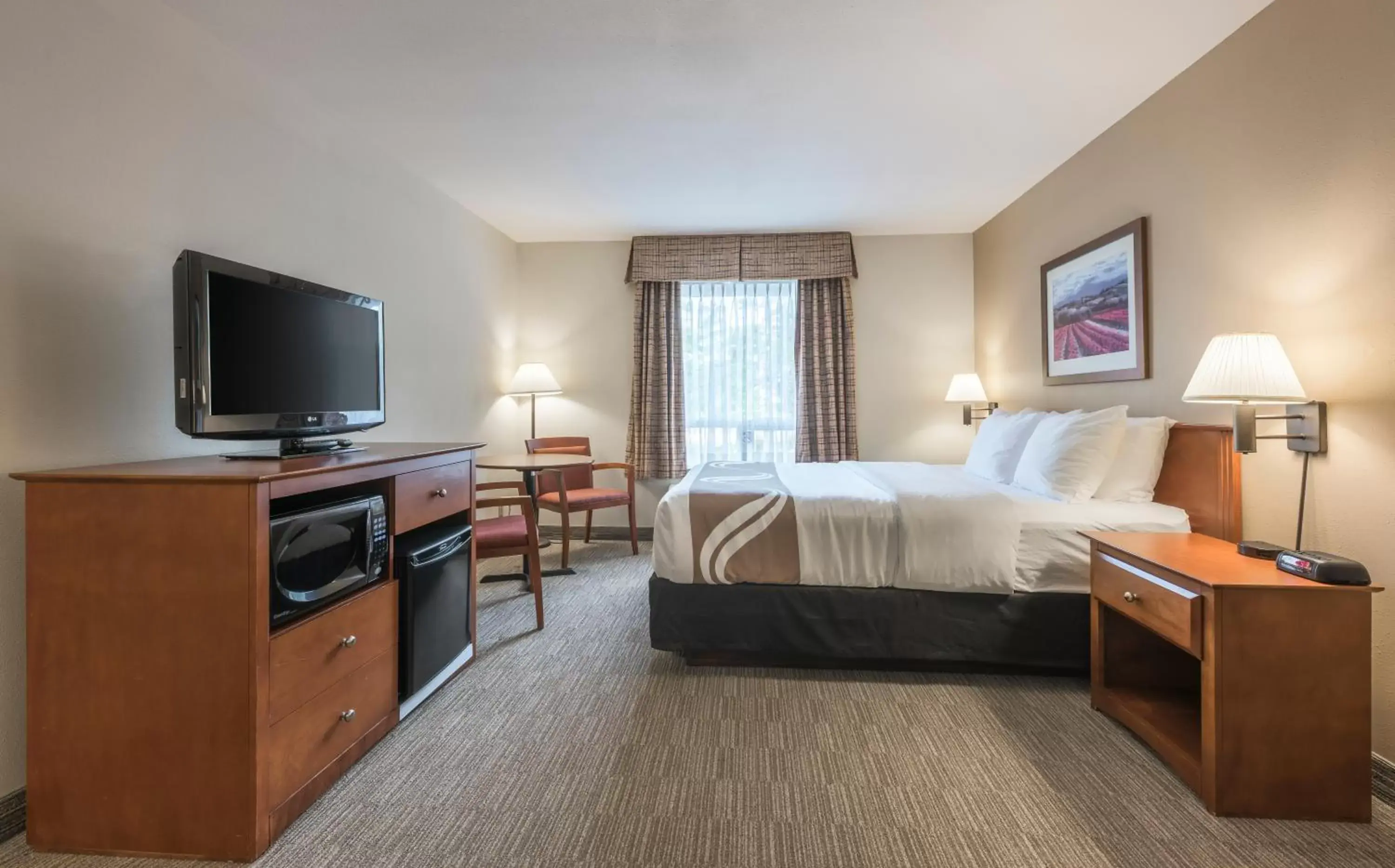 Photo of the whole room, TV/Entertainment Center in Quality Inn Airport Dieppe