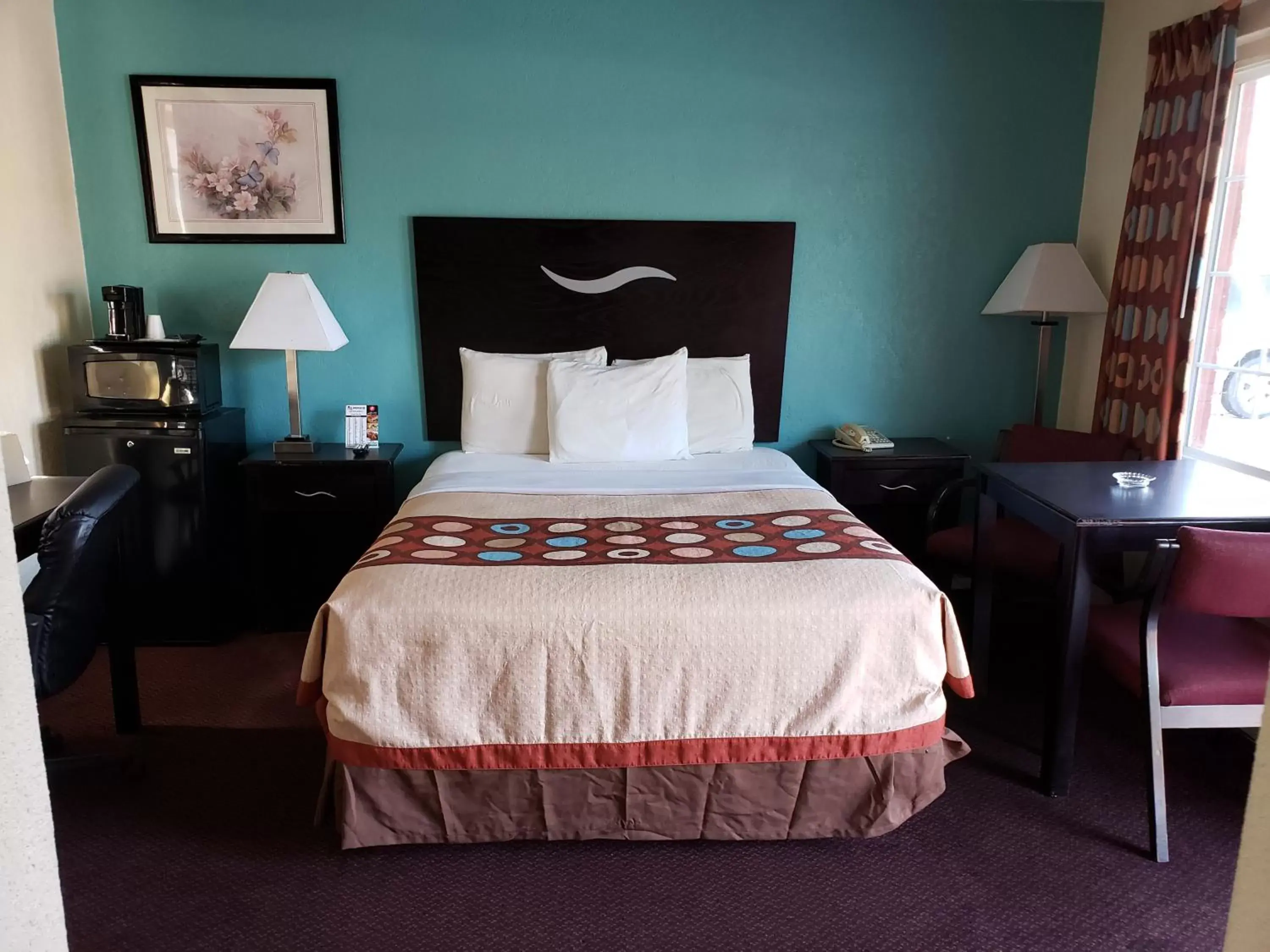 Photo of the whole room, Bed in American Inn