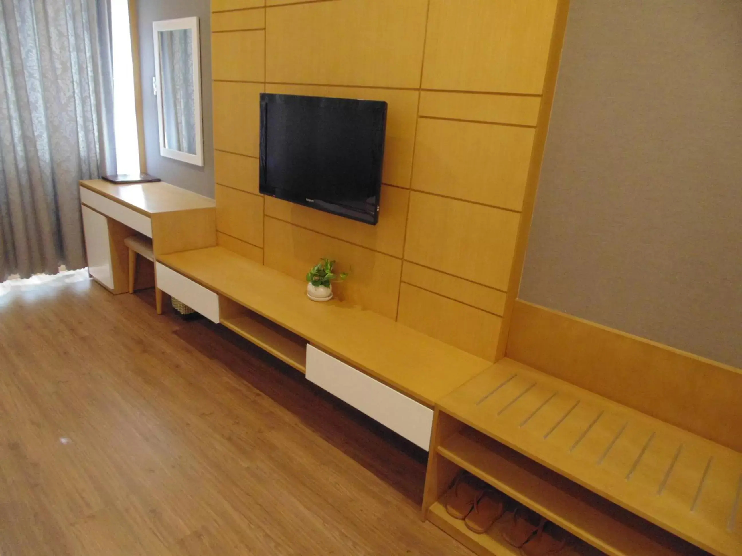 TV and multimedia, TV/Entertainment Center in Sammy Hotel