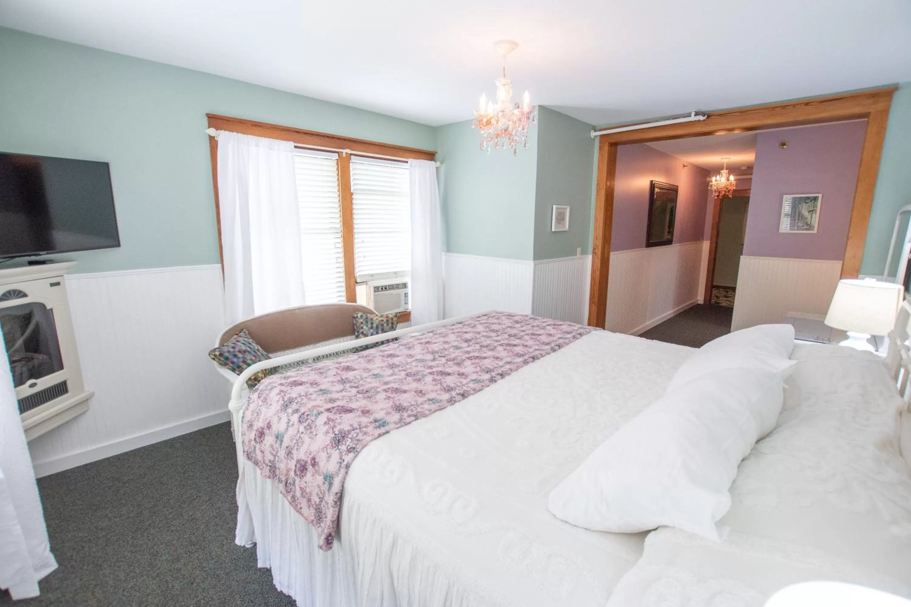 Bed in Terrace Inn and 1911 Restaurant