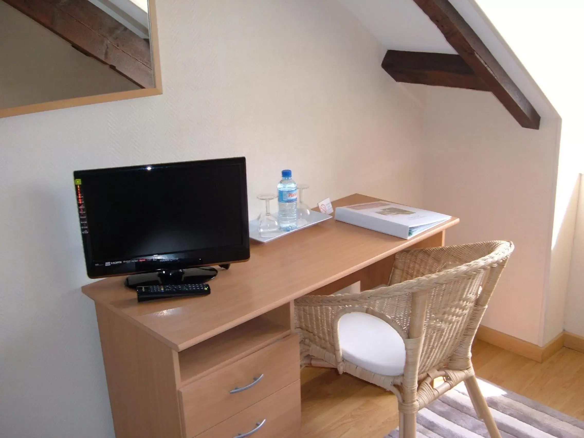 Bedroom, TV/Entertainment Center in Vue sur la Rance