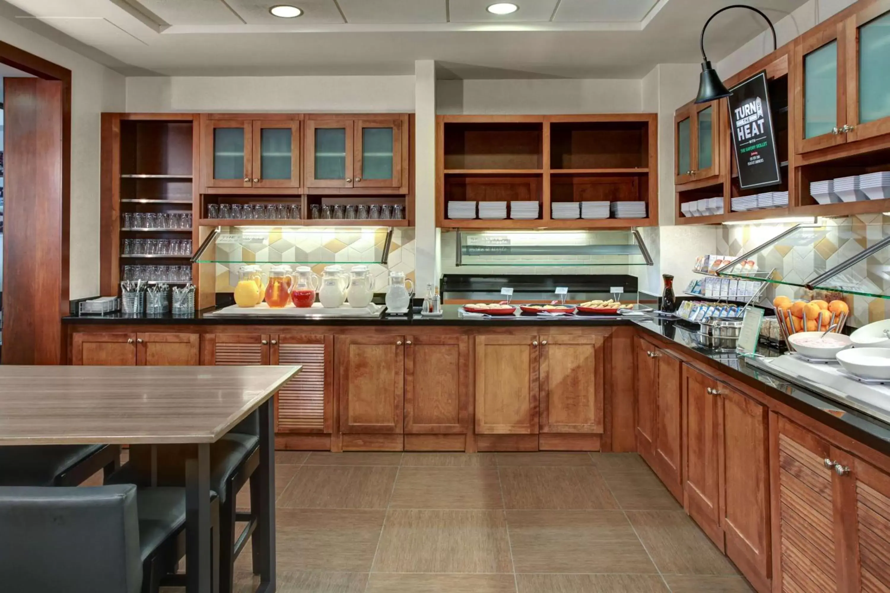 Lobby or reception, Kitchen/Kitchenette in Hyatt Place Atlanta / Alpharetta / Windward Parkway