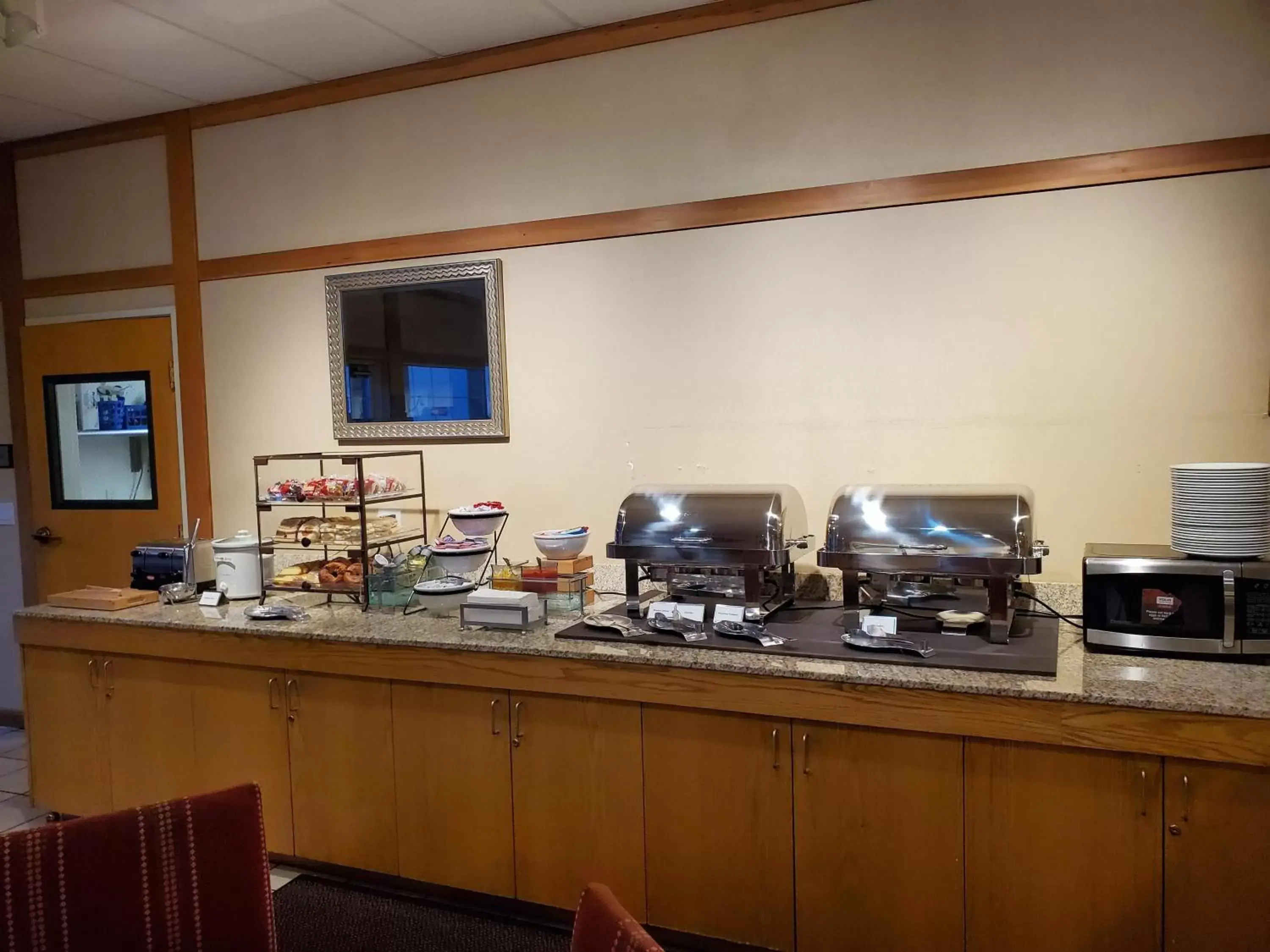 Food and drinks in Country Inn & Suites by Radisson, Bend, OR