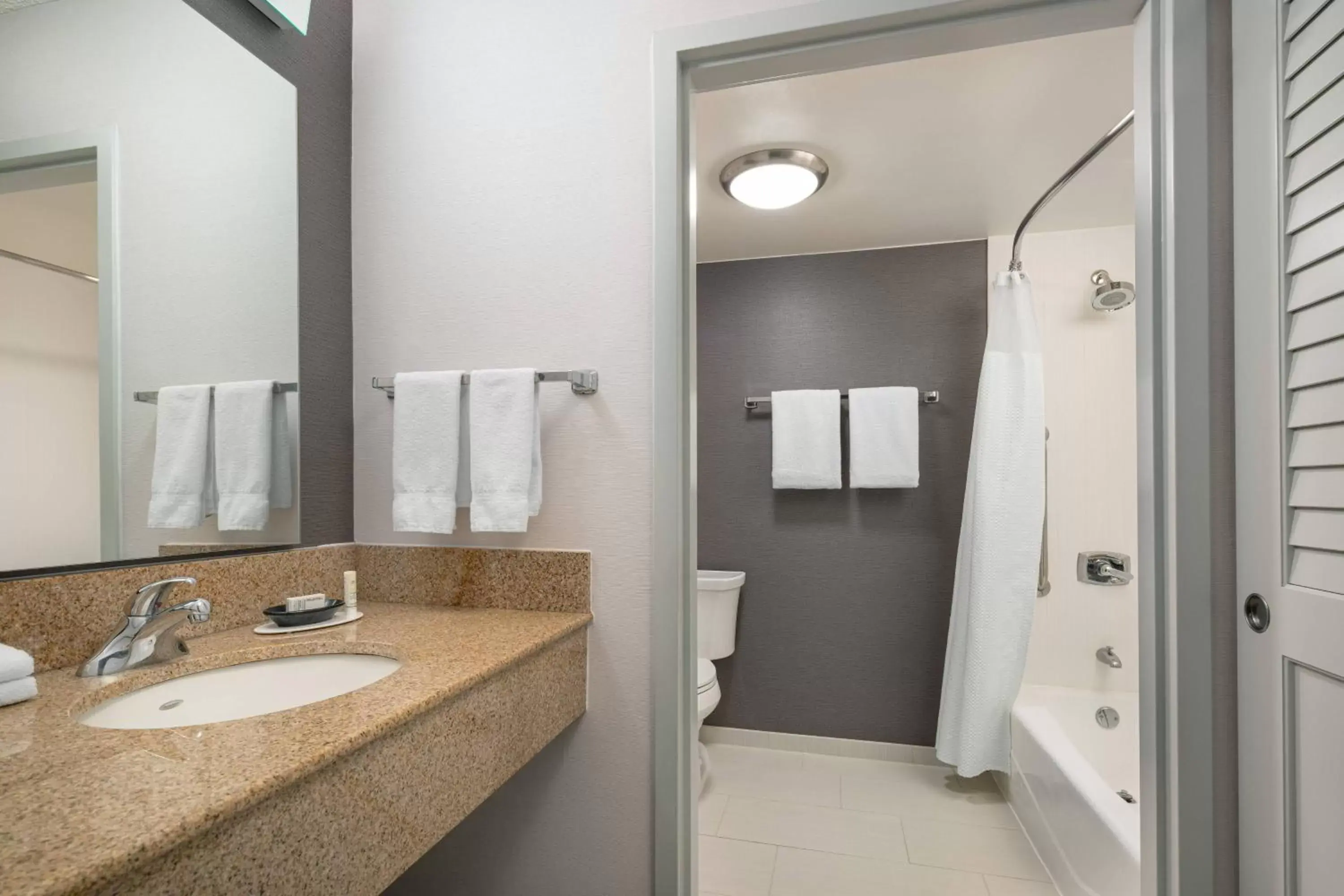 Bathroom in Courtyard by Marriott Pleasanton