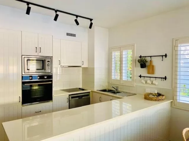 Kitchen or kitchenette in BeachView Apartments at Villa Paradiso