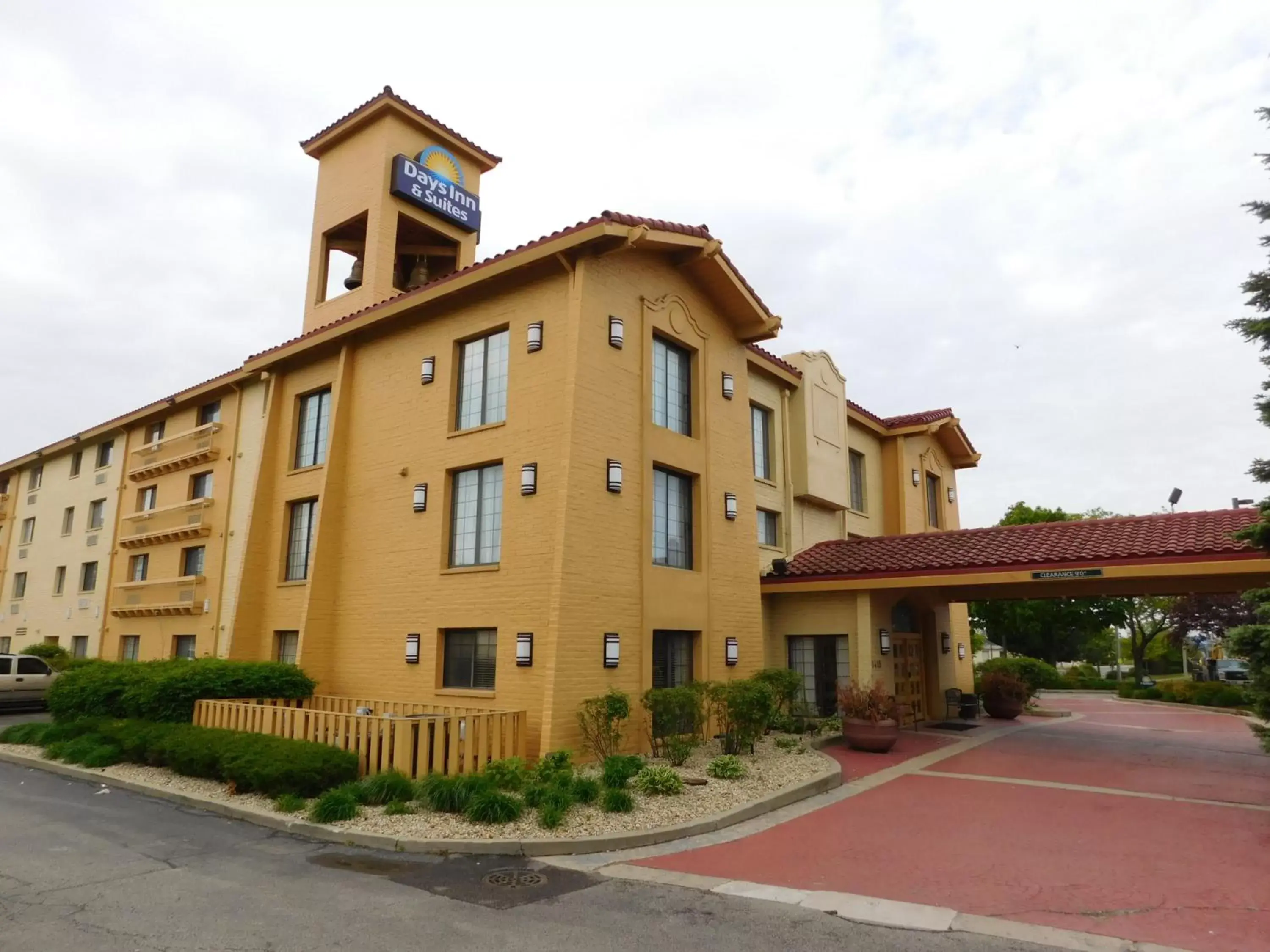 Facade/entrance, Property Building in Days Inn & Suites by Wyndham Arlington Heights