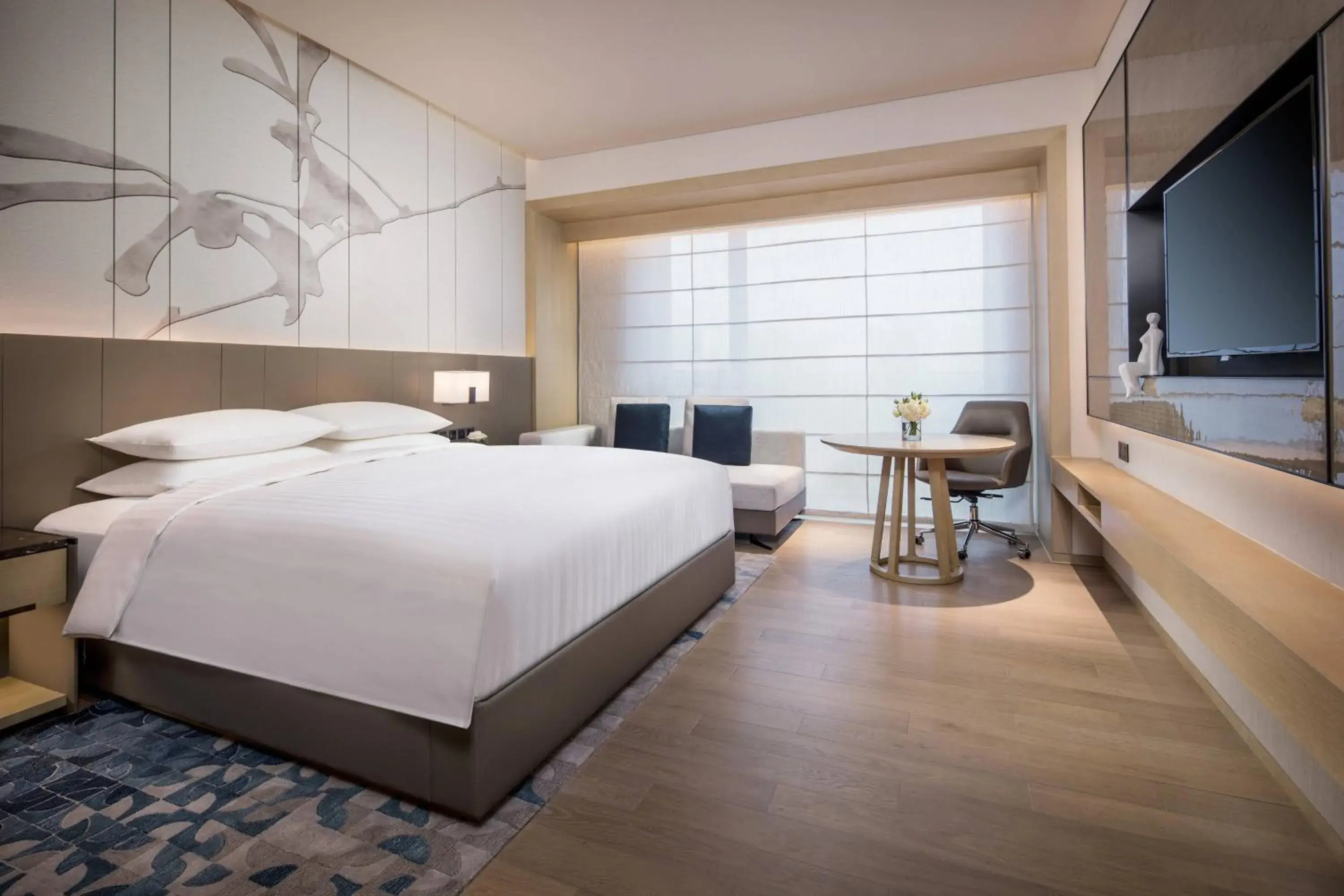 Photo of the whole room, Bed in Courtyard By Marriott Shanghai Hongqiao