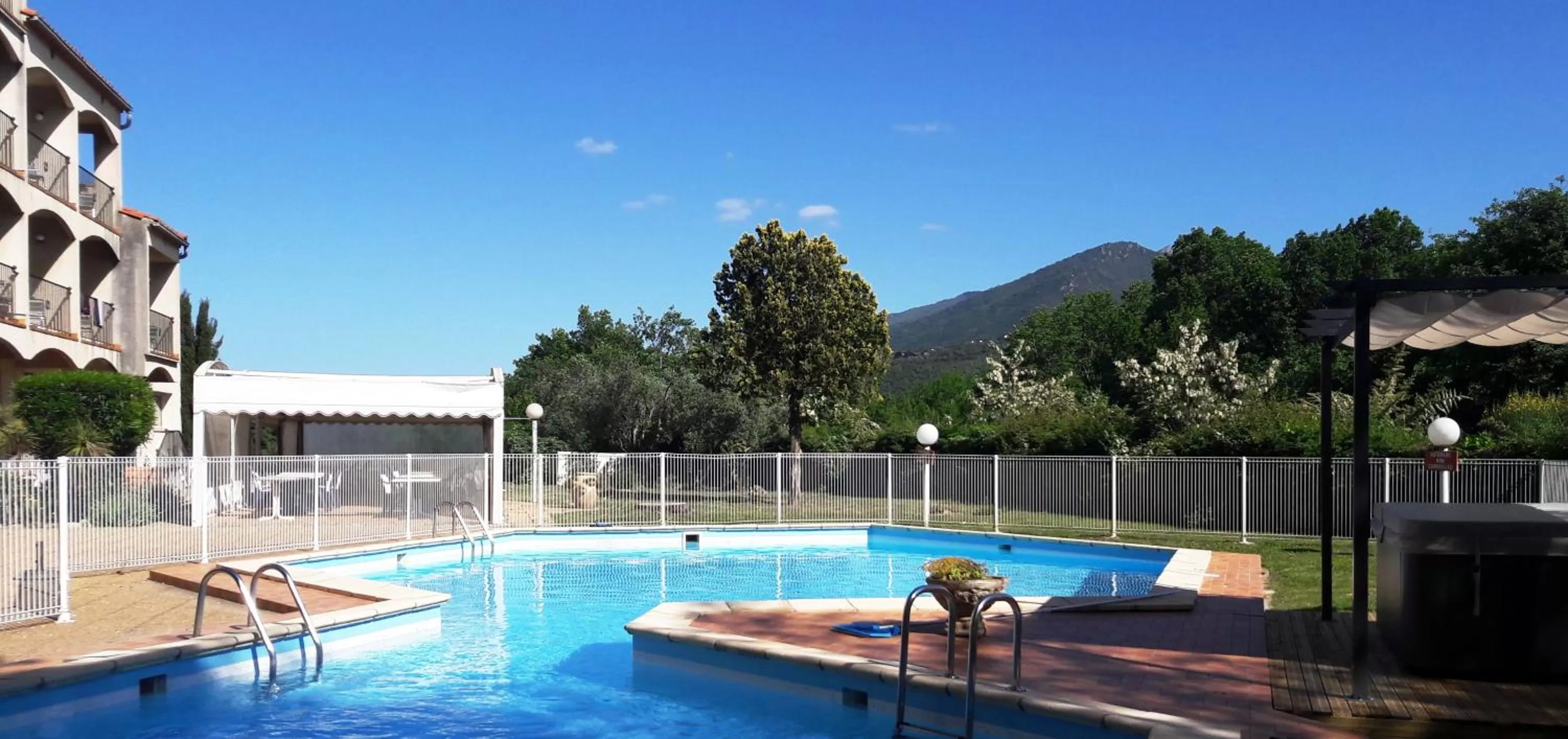 Swimming pool in Le Neoulous