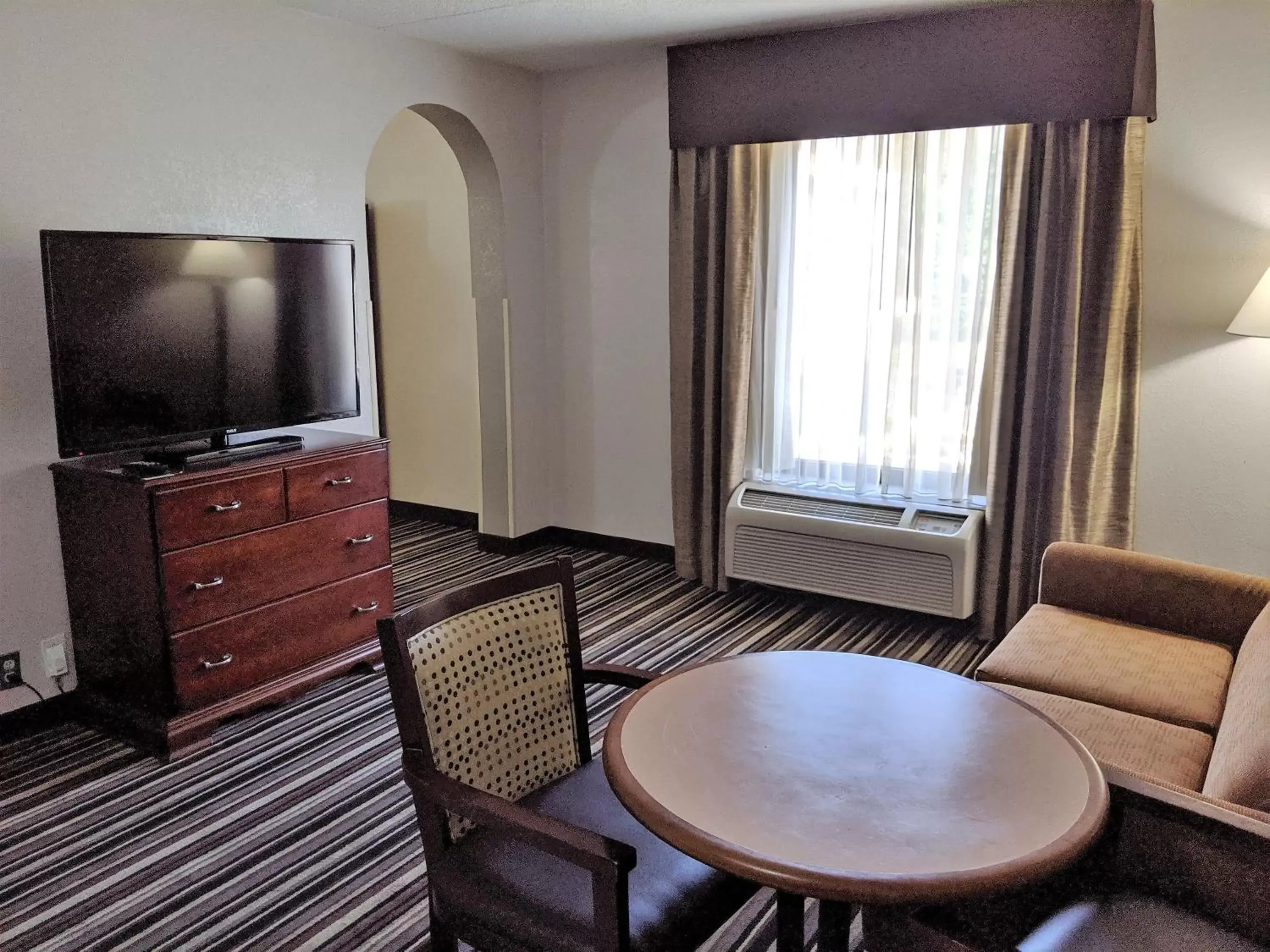 Seating area, TV/Entertainment Center in Wyndham Garden Charlotte Airport Southeast