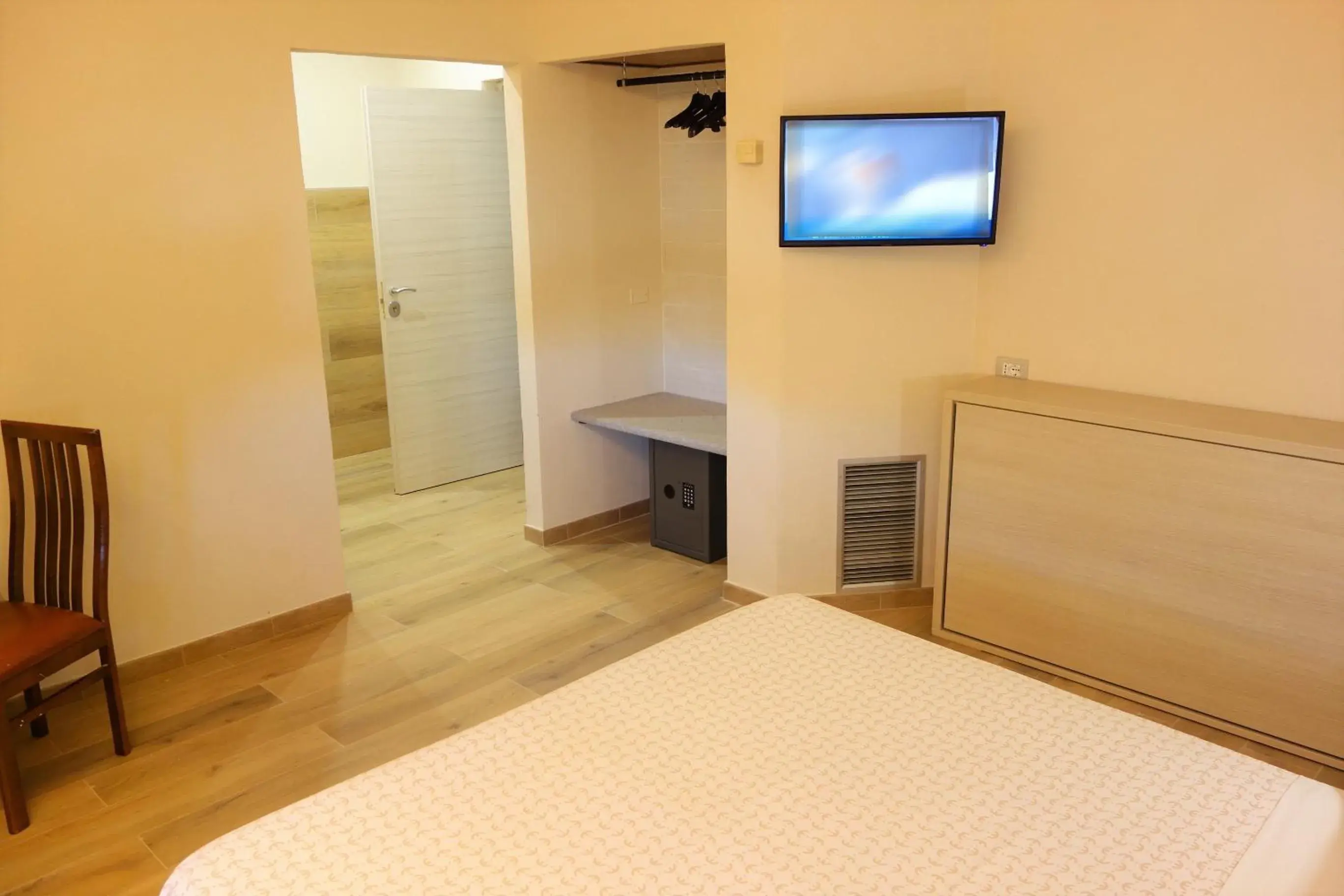 Bedroom, TV/Entertainment Center in Euromotel Croce Bianca