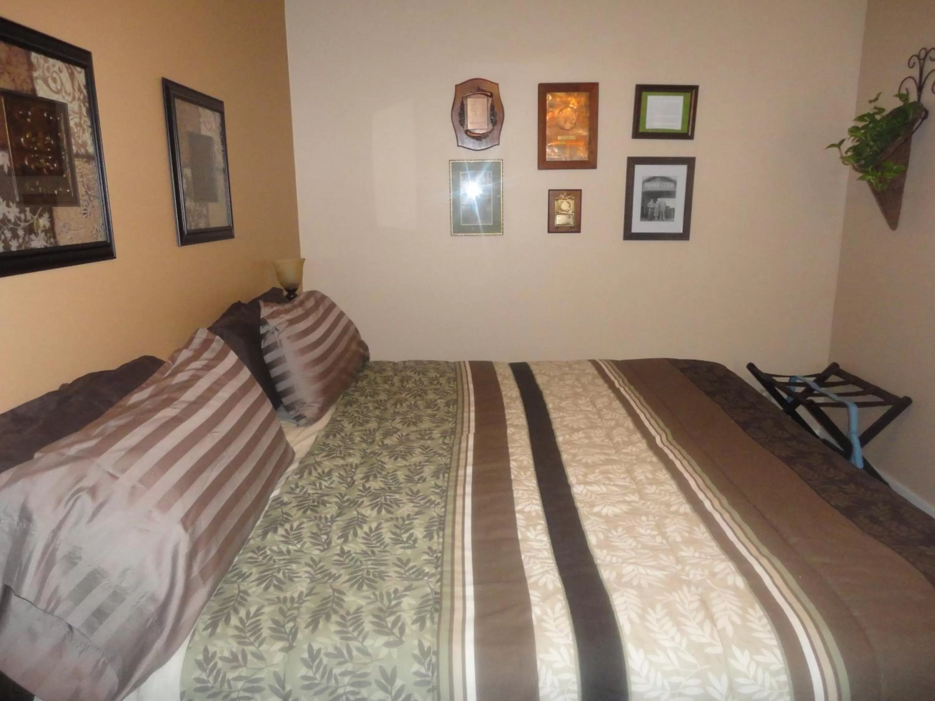 Bed in Vintage Merlot Bed and Breakfast