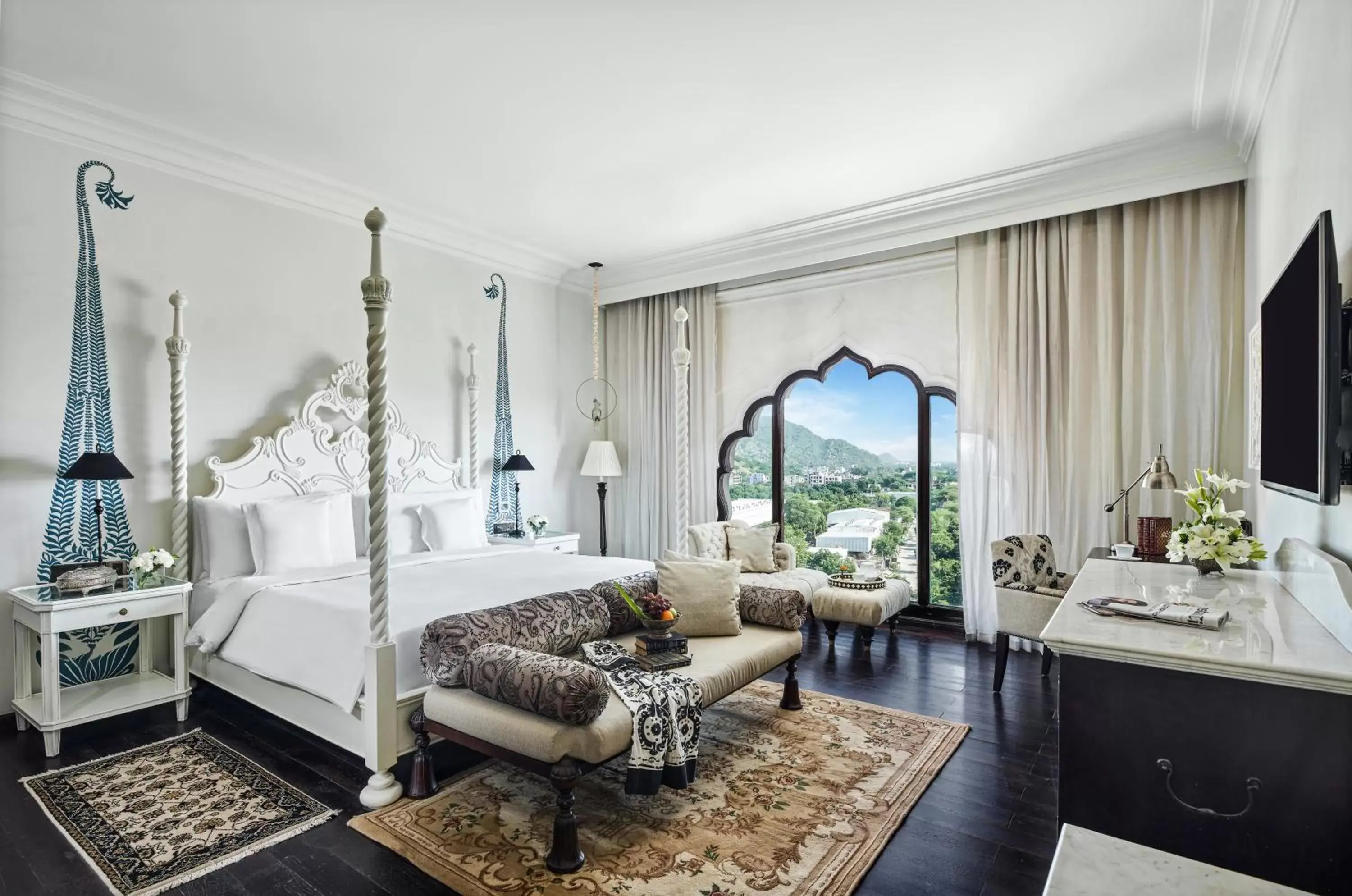 Bed, Seating Area in Fairmont Jaipur