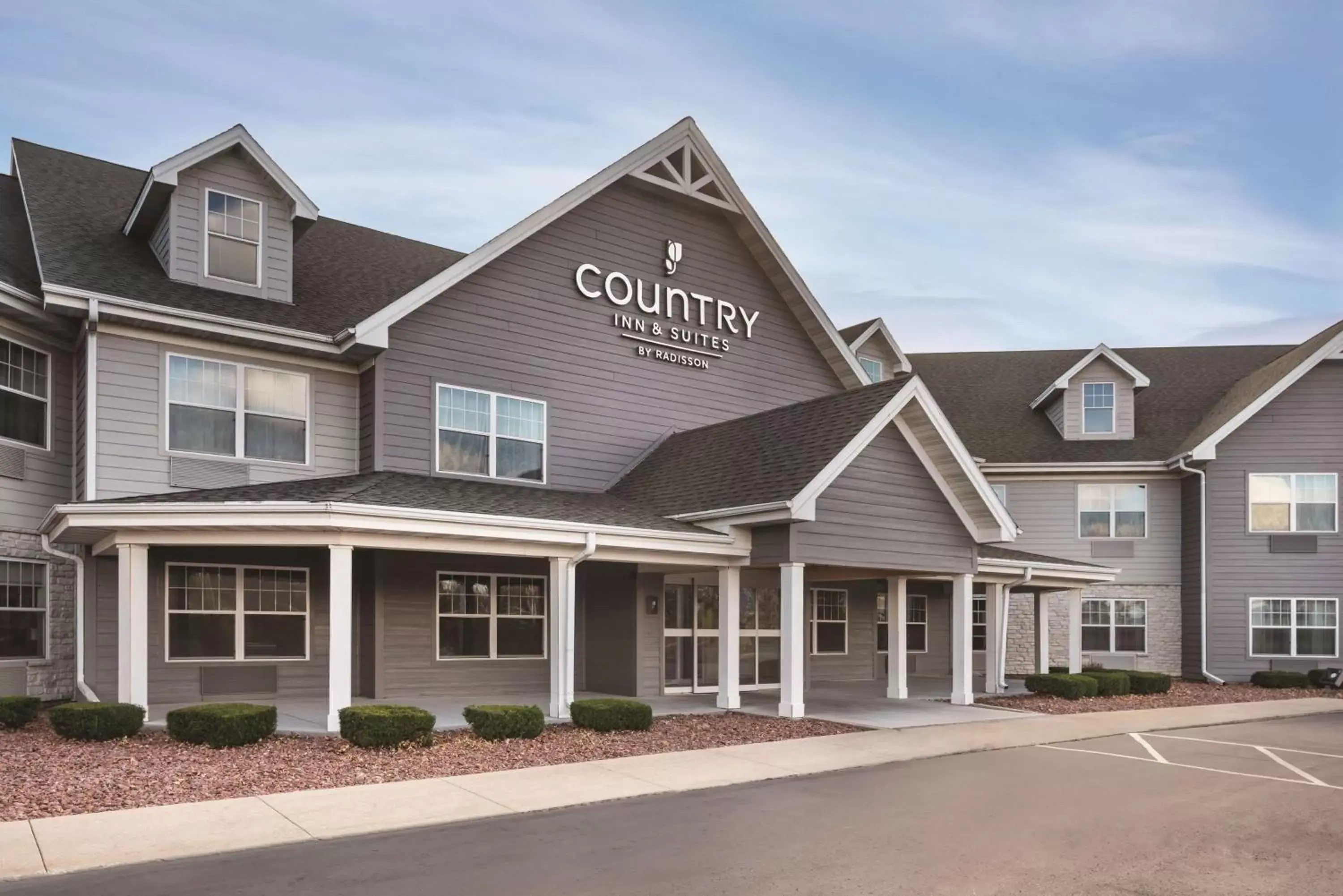 Property building in Country Inn & Suites by Radisson, Germantown, WI