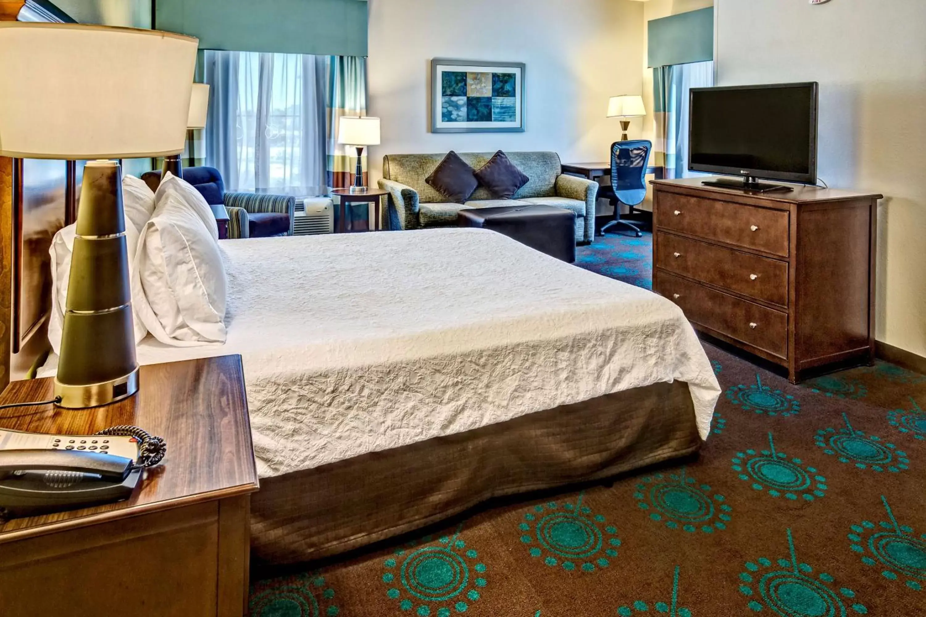 Living room, Bed in Hampton Inn & Suites Destin