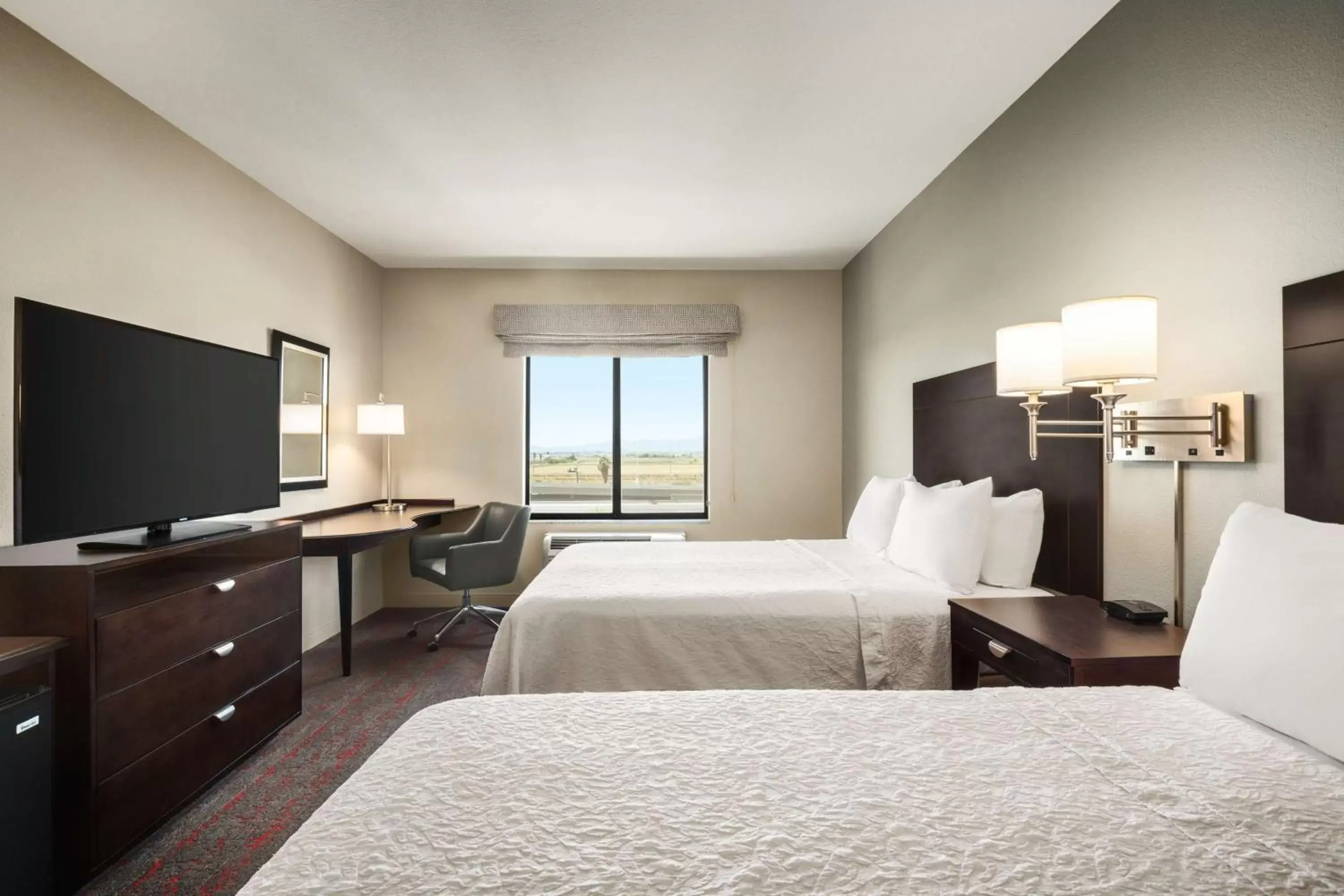 Bedroom, TV/Entertainment Center in Hampton Inn & Suites Phoenix Glendale-Westgate