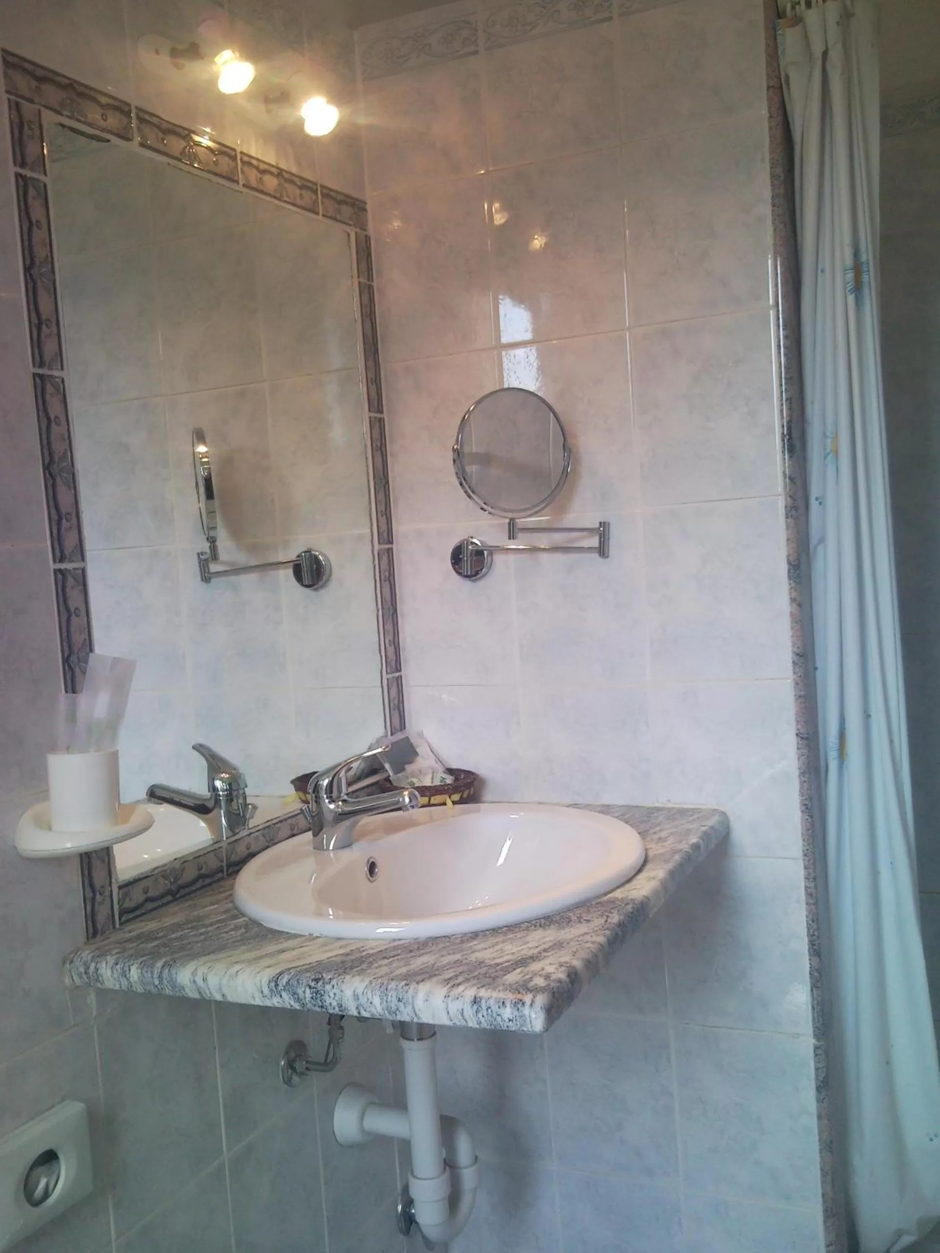Shower in Hotel Trasimeno Bittarelli