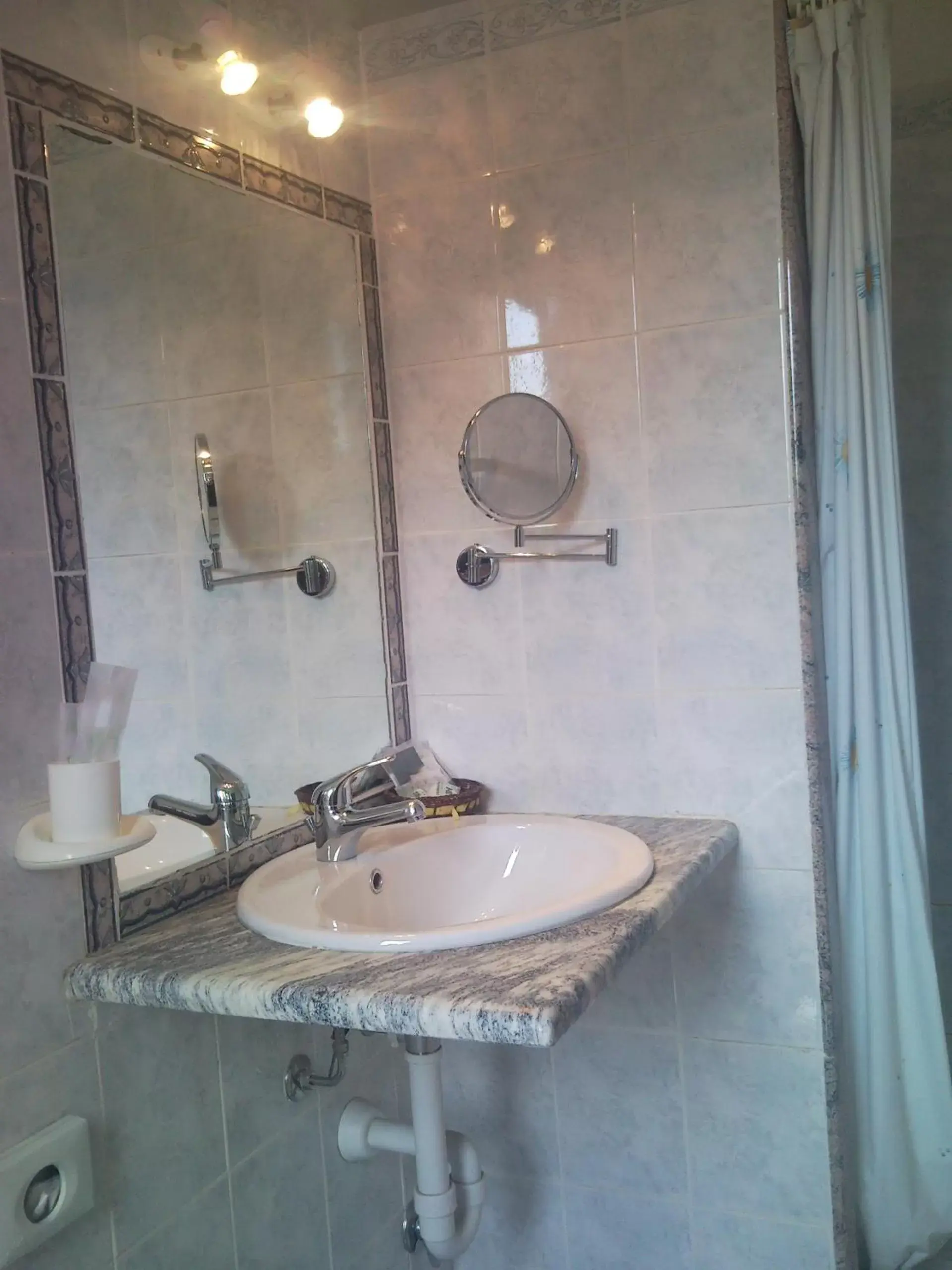 Shower, Bathroom in Hotel Trasimeno Bittarelli