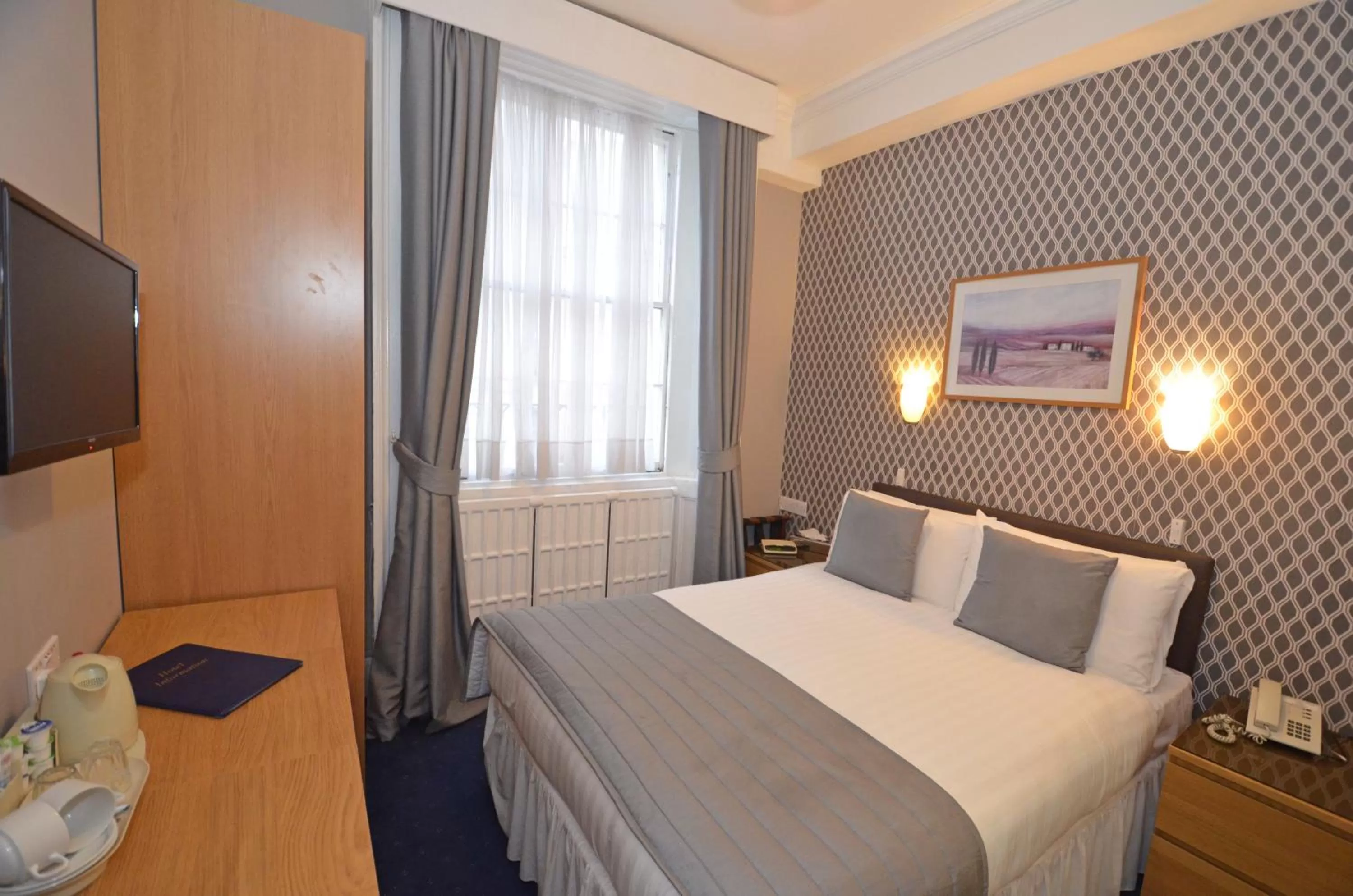 Photo of the whole room, Bed in Parkwood Hotel