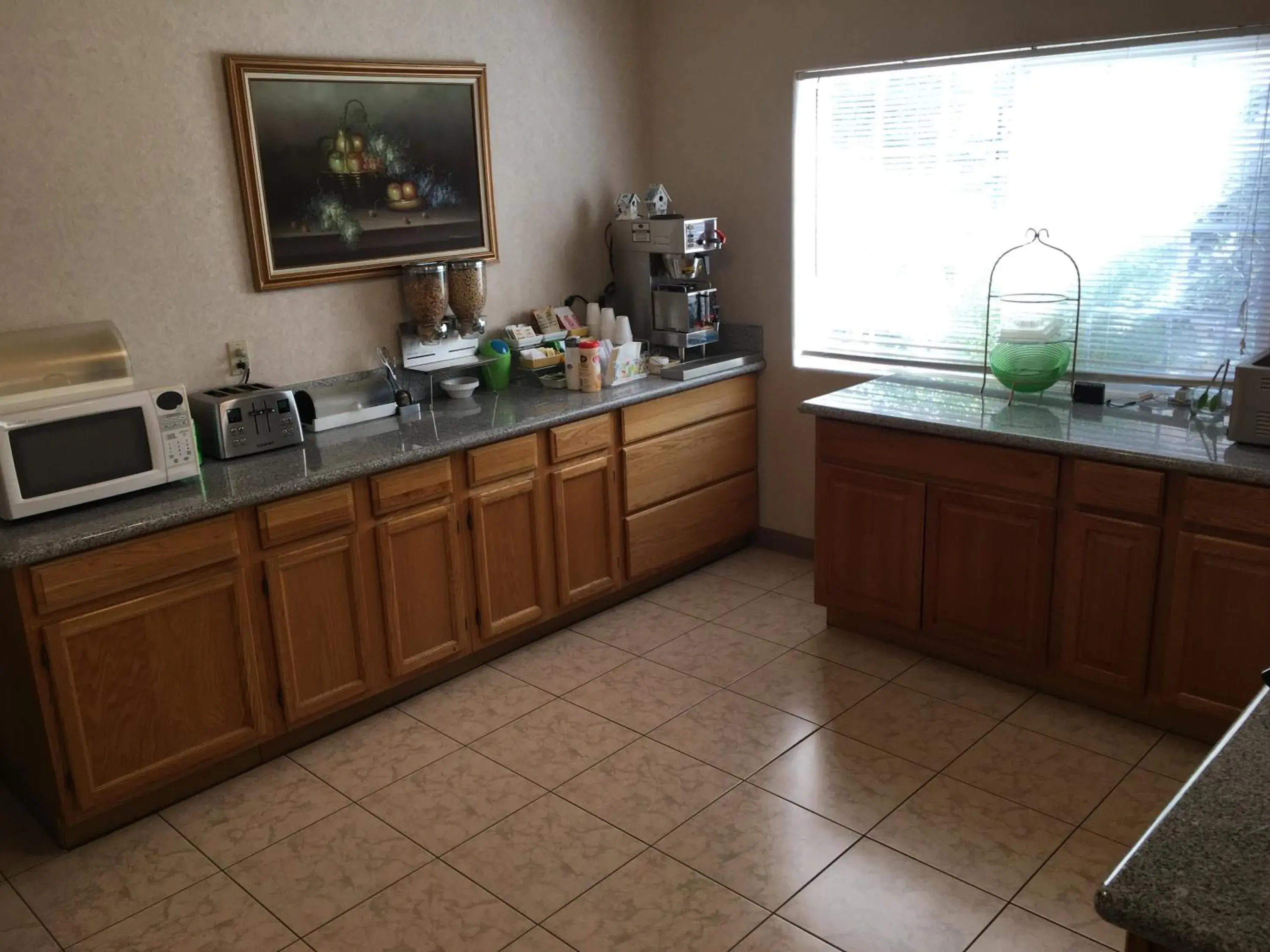 Coffee/tea facilities, Kitchen/Kitchenette in Garden Inn and Suites Fresno