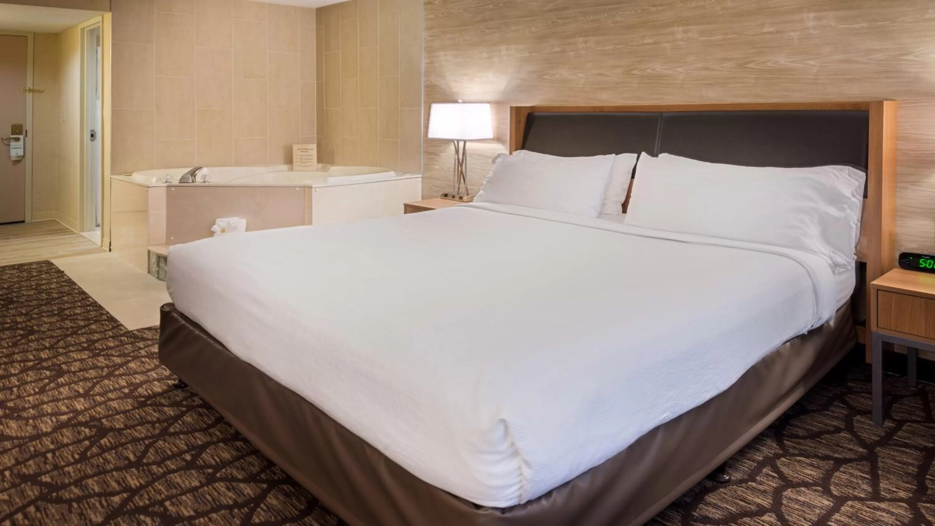 Photo of the whole room, Bed in Holiday Inn Hotel & Suites Warren by IHG