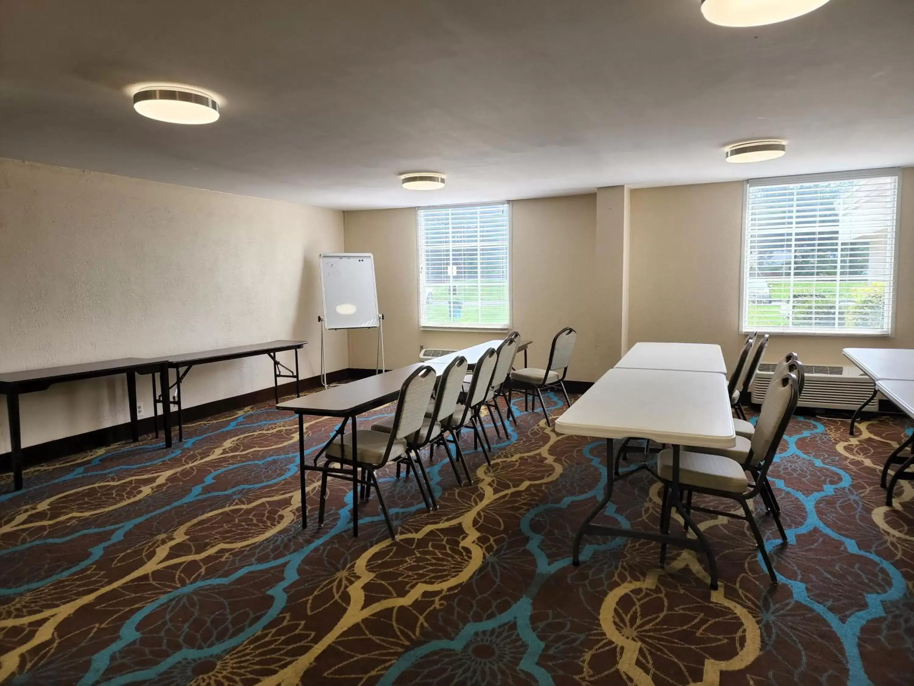 Meeting/conference room in Red Roof Inn Knoxville Central – Papermill Road