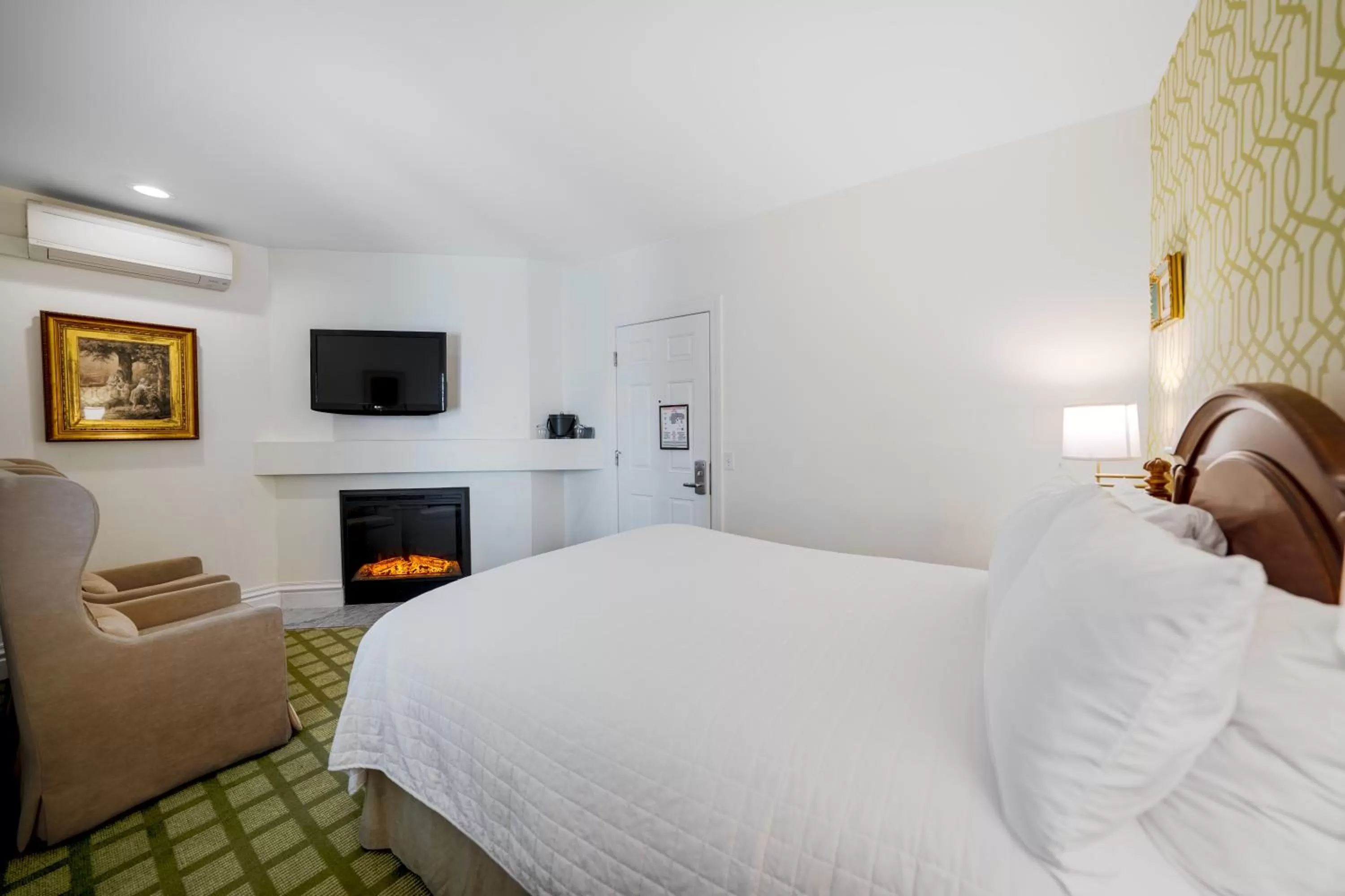 Bedroom, Bed in The Bergson, BW Signature Collection