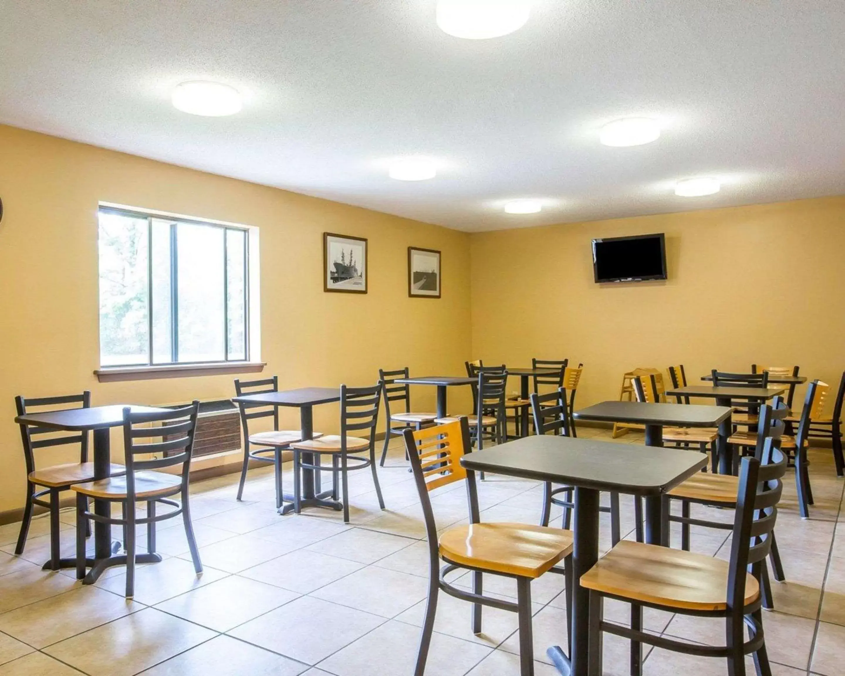 Restaurant/Places to Eat in Econo Lodge Massena Hwy 37