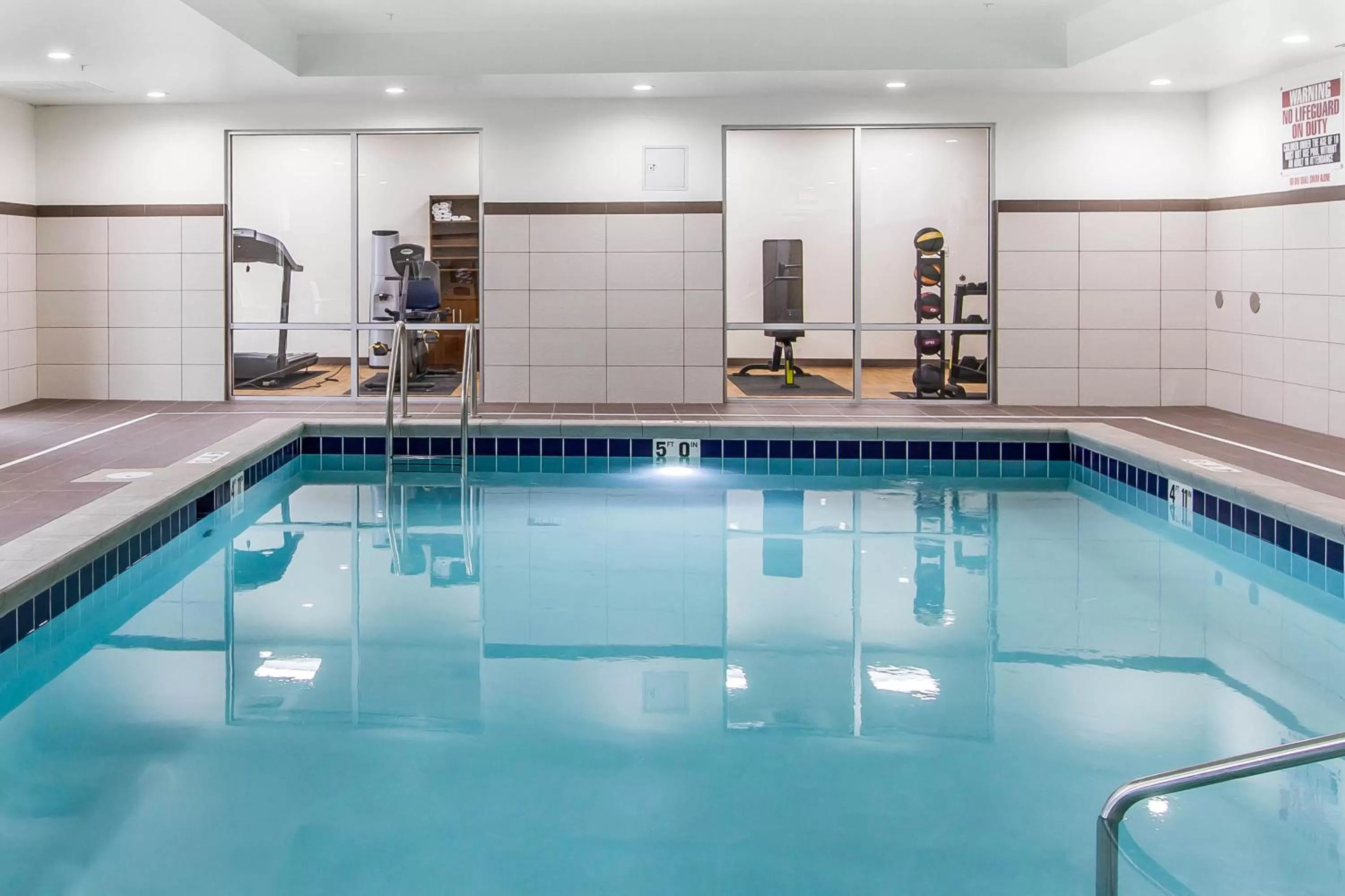 Swimming pool in Comfort Suites West Omaha
