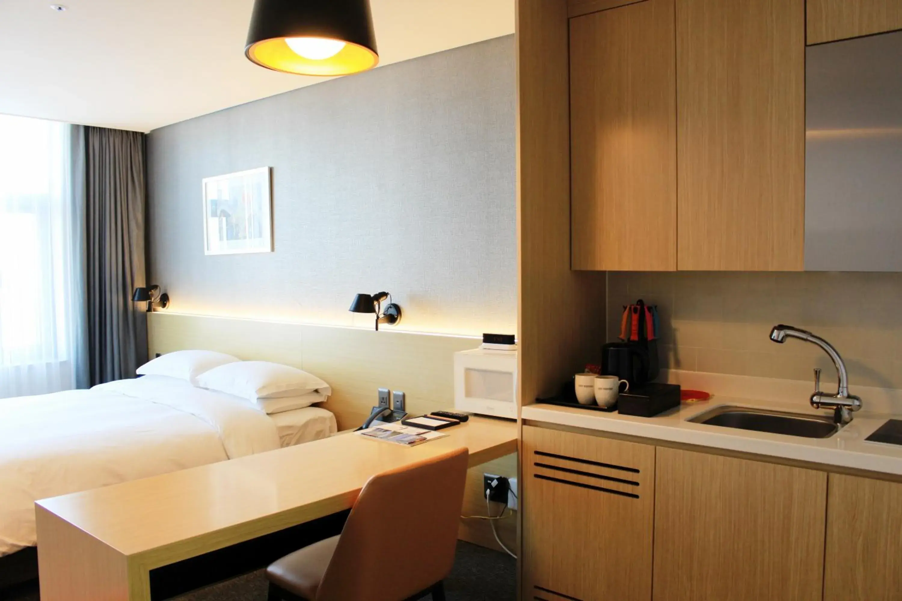 Bedroom, Kitchen/Kitchenette in Arirang Hill Hotel Dongdaemun