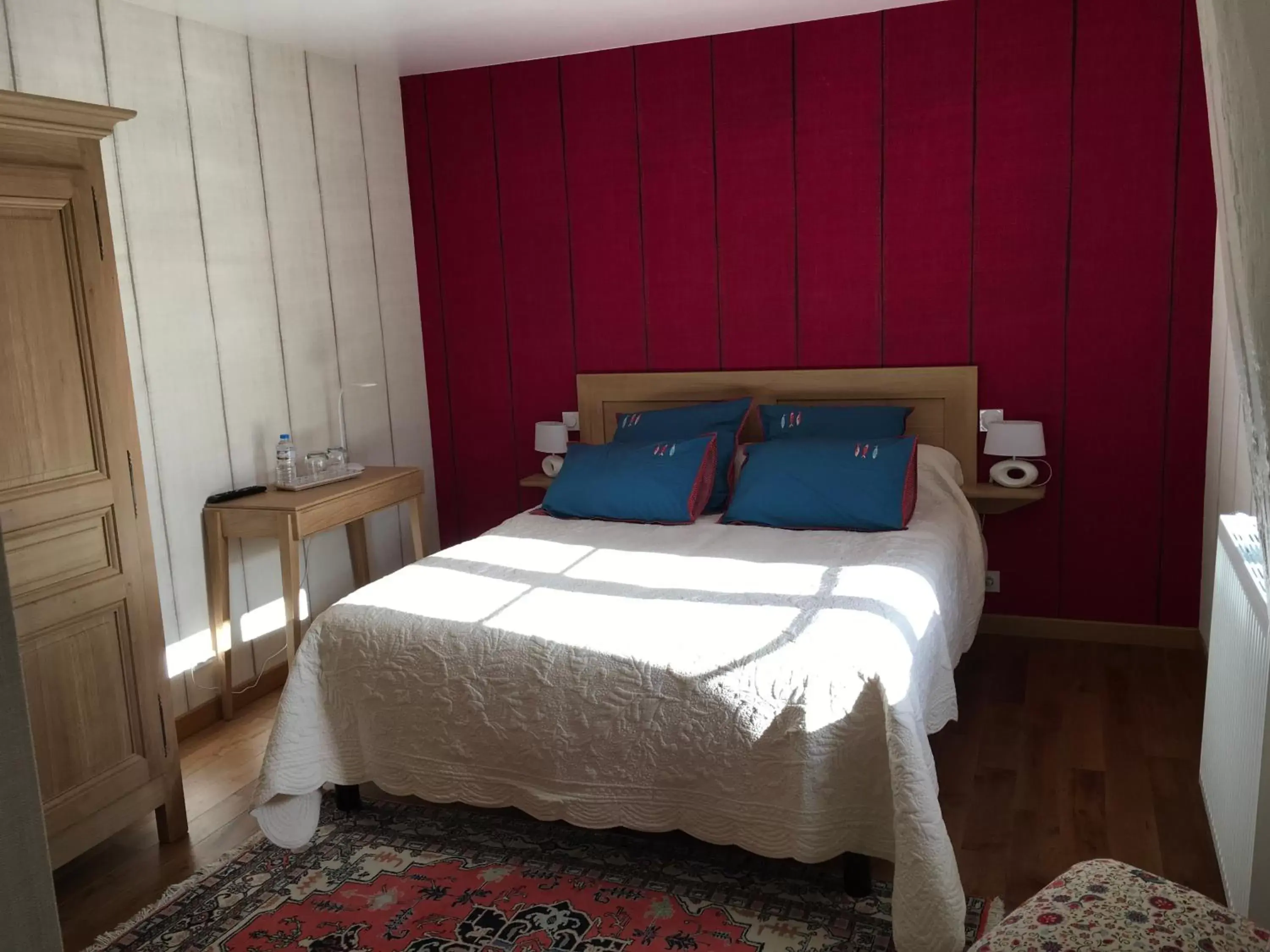 Photo of the whole room, Bed in Manoir le Bout du Pont