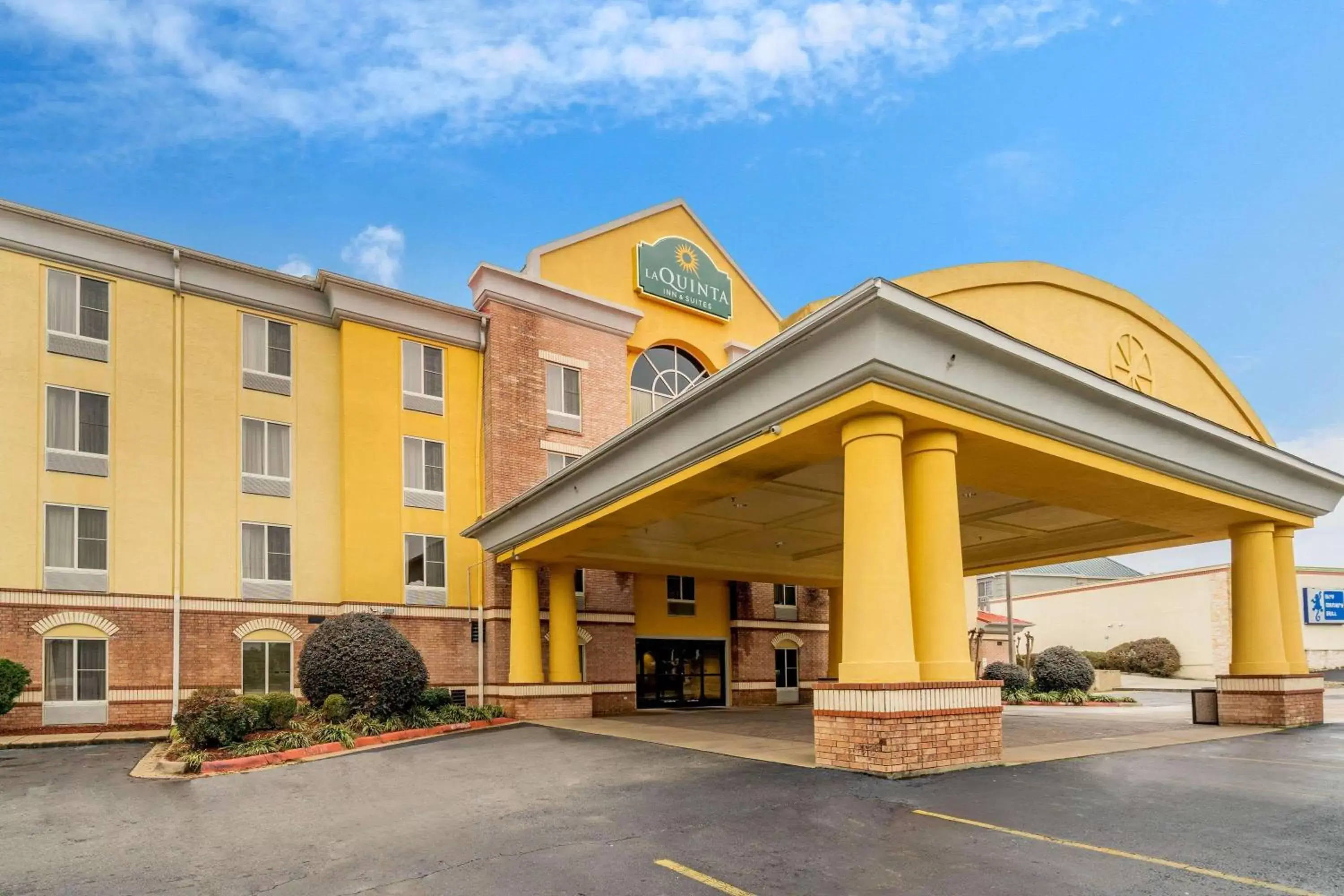 Property Building in La Quinta Inn & Suites by Wyndham Hot Springs