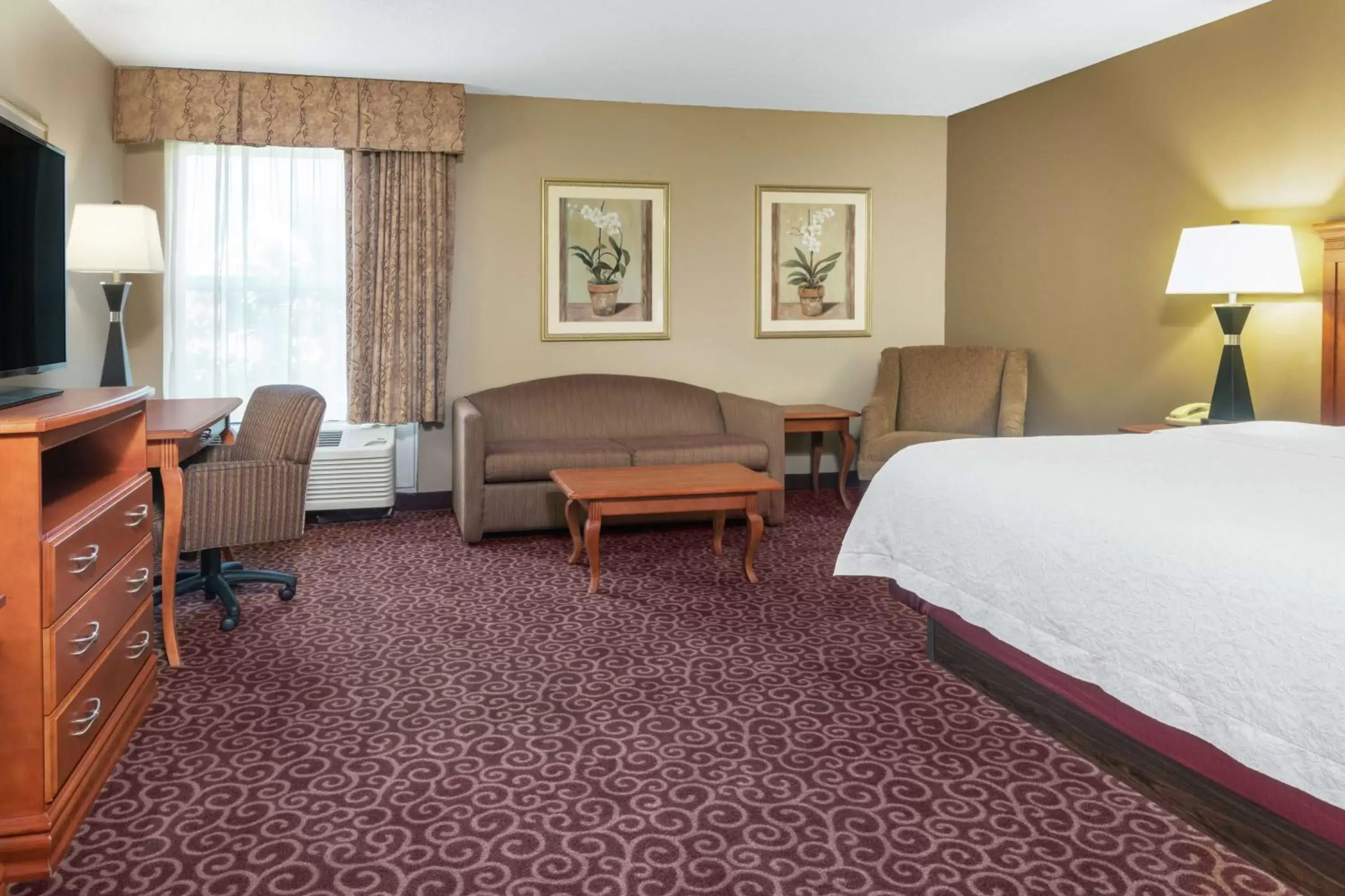 Bedroom in Hampton Inn South Heritage Park