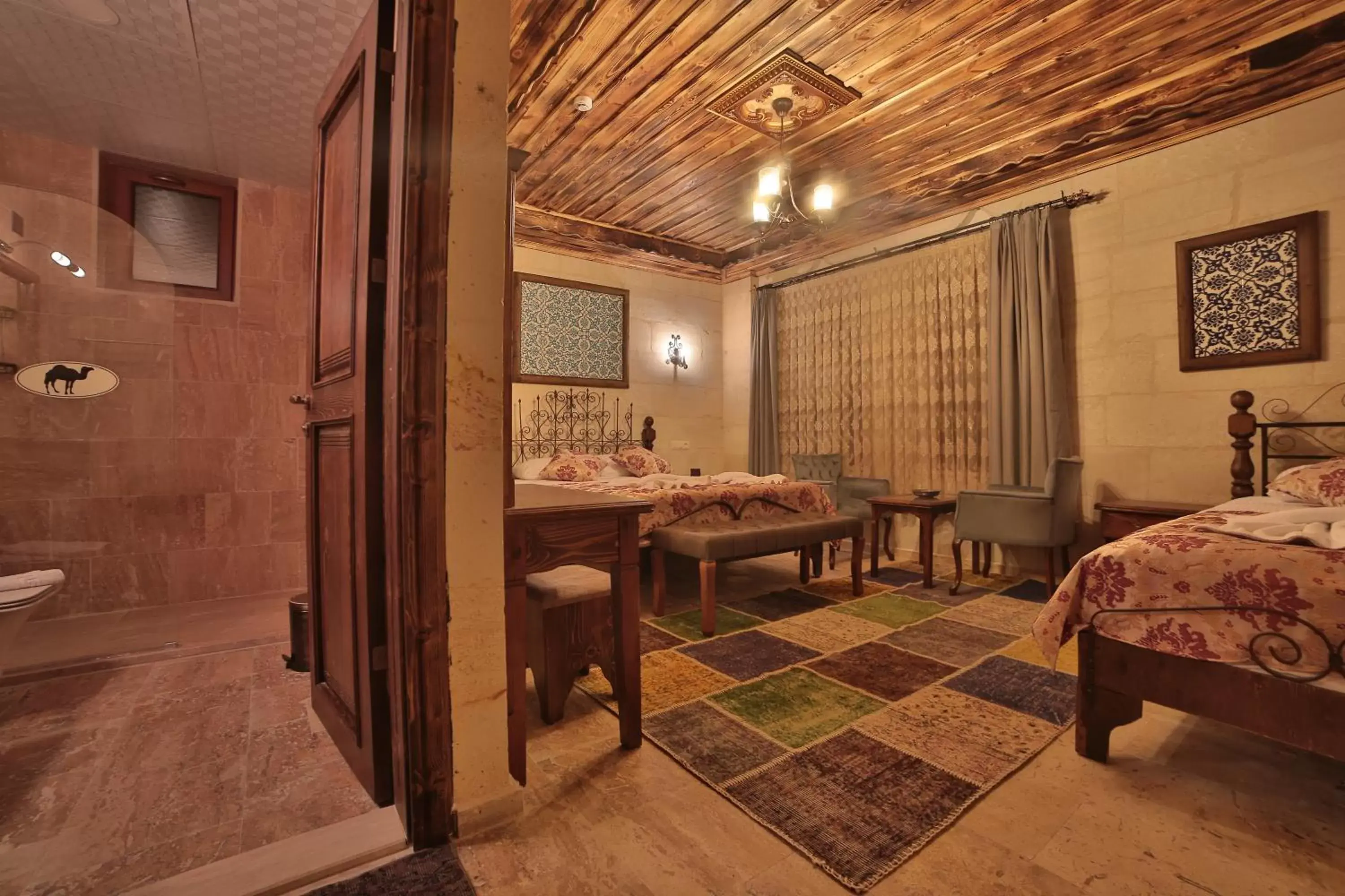 Shower in Caravanserai Inn Hotel