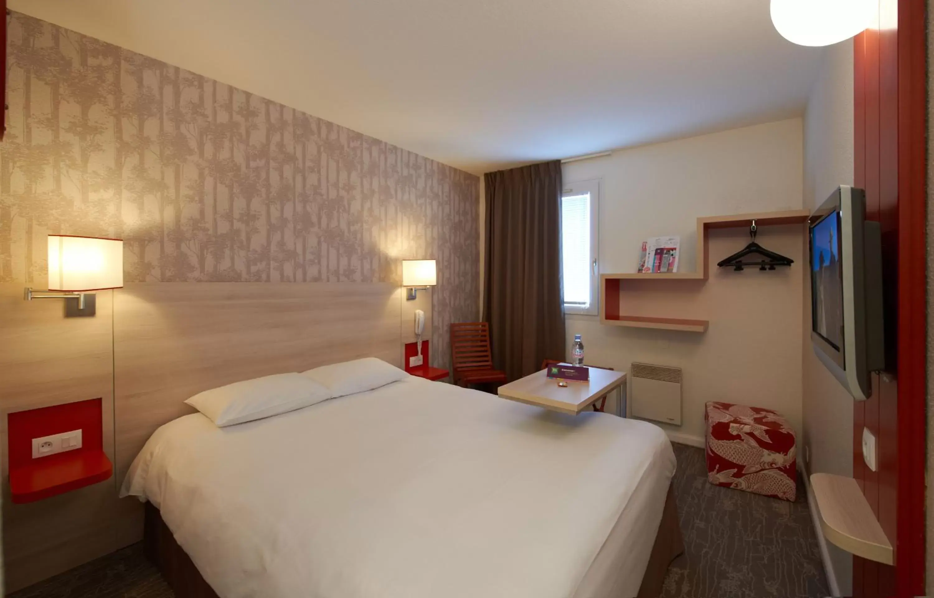 View (from property/room), Bed in ibis Styles Ouistreham