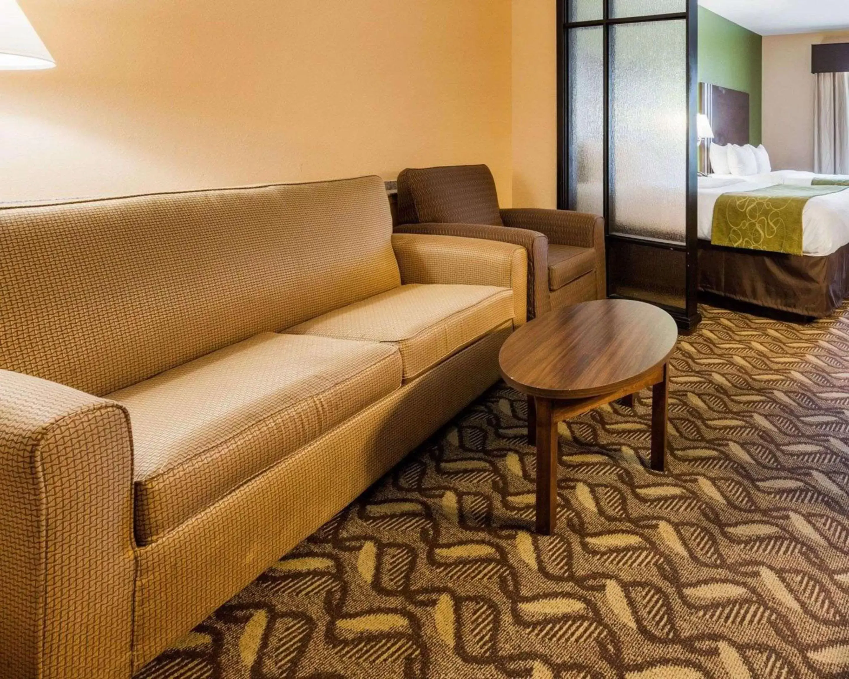 Photo of the whole room, Seating Area in Comfort Suites Jewett