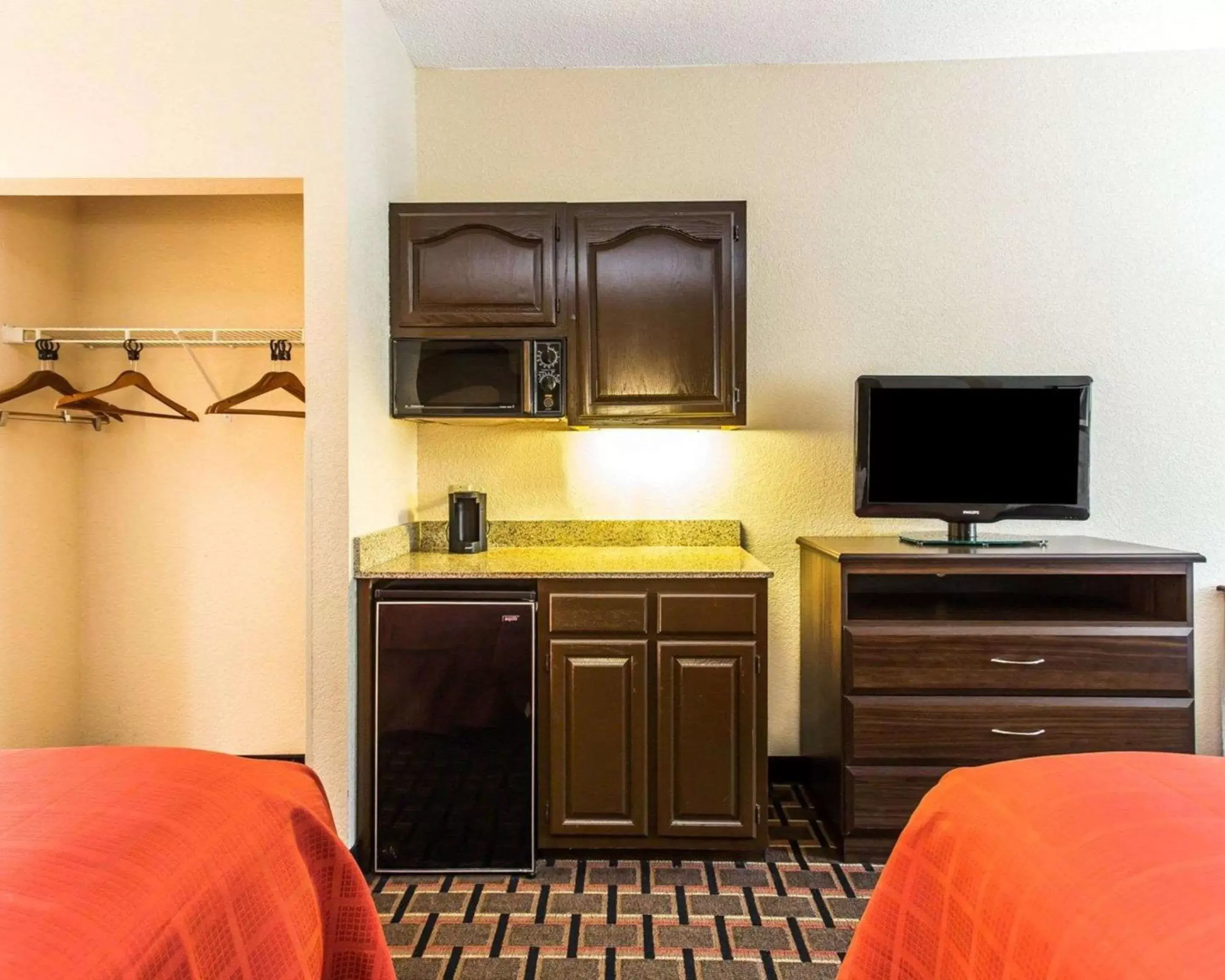 Photo of the whole room, TV/Entertainment Center in Quality Suites Convention Center - Hickory