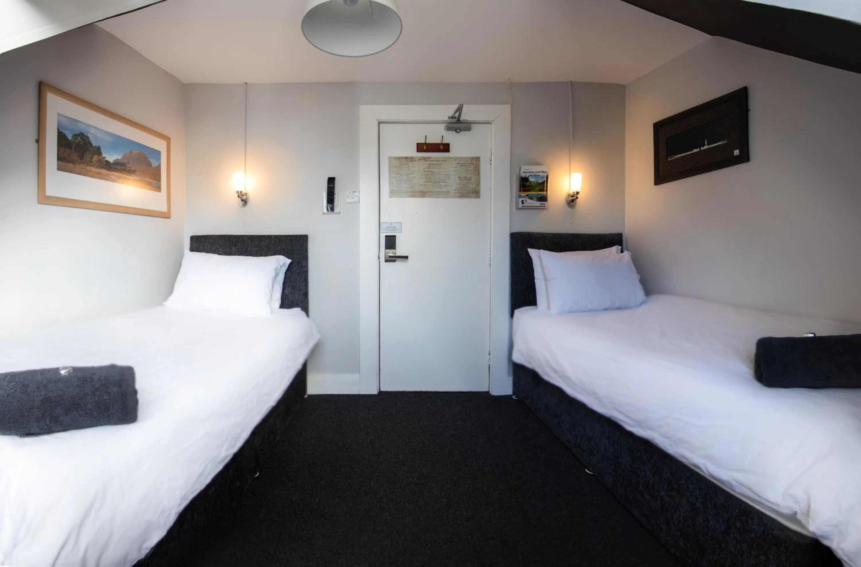 Photo of the whole room, Bed in Bazpackers