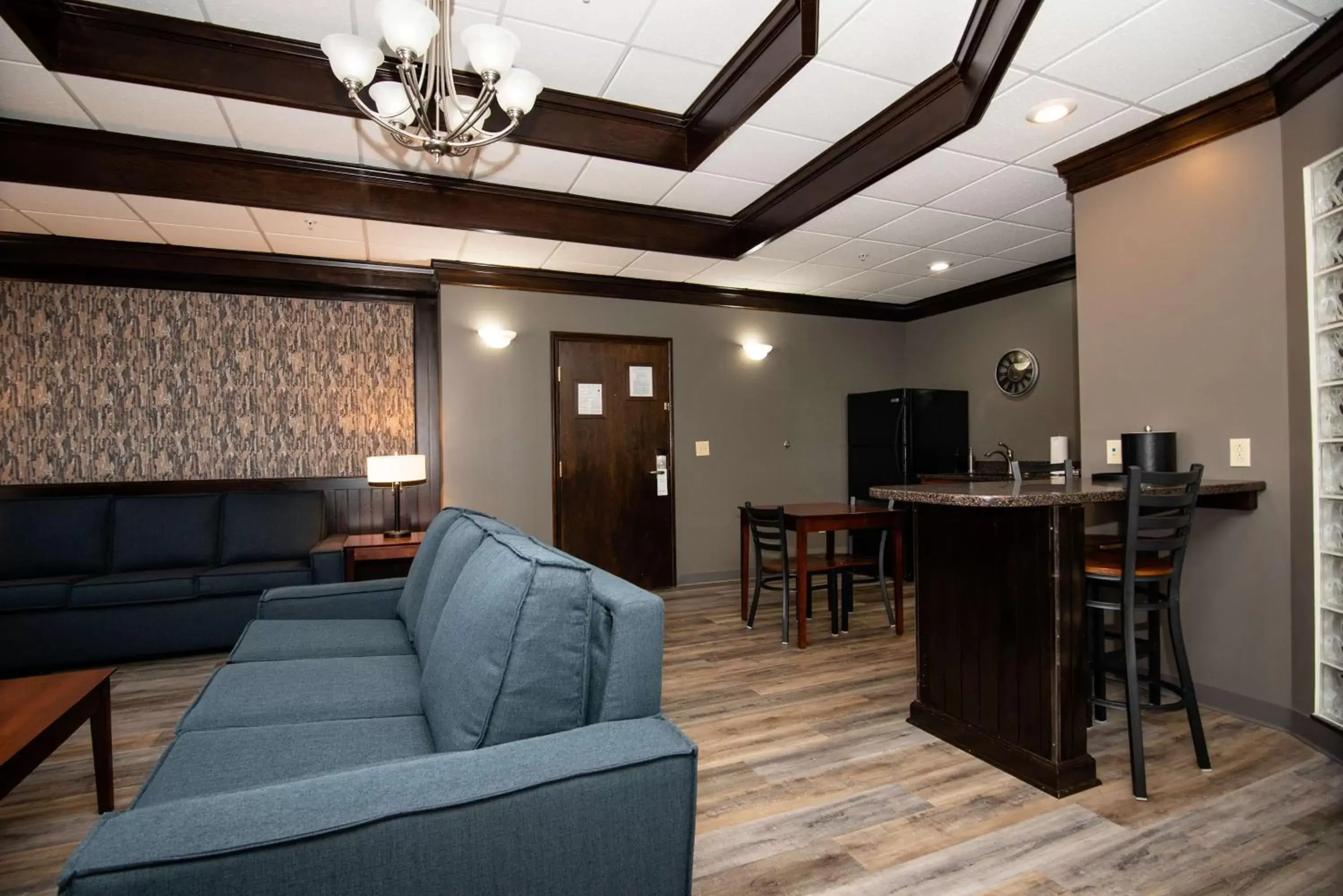 Photo of the whole room, Seating Area in Best Western Plus Plattsburgh