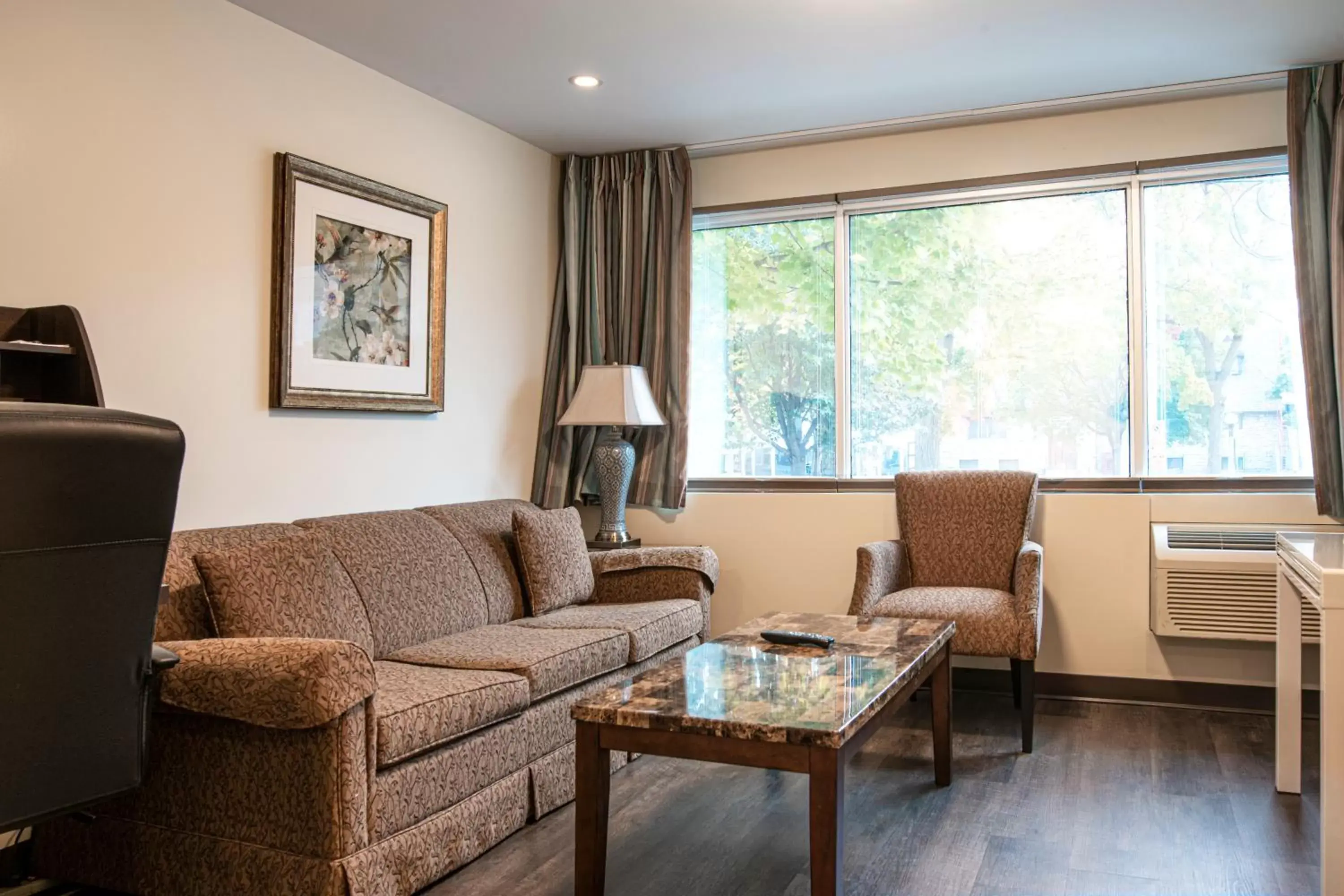 Living room, Seating Area in The Business Inn